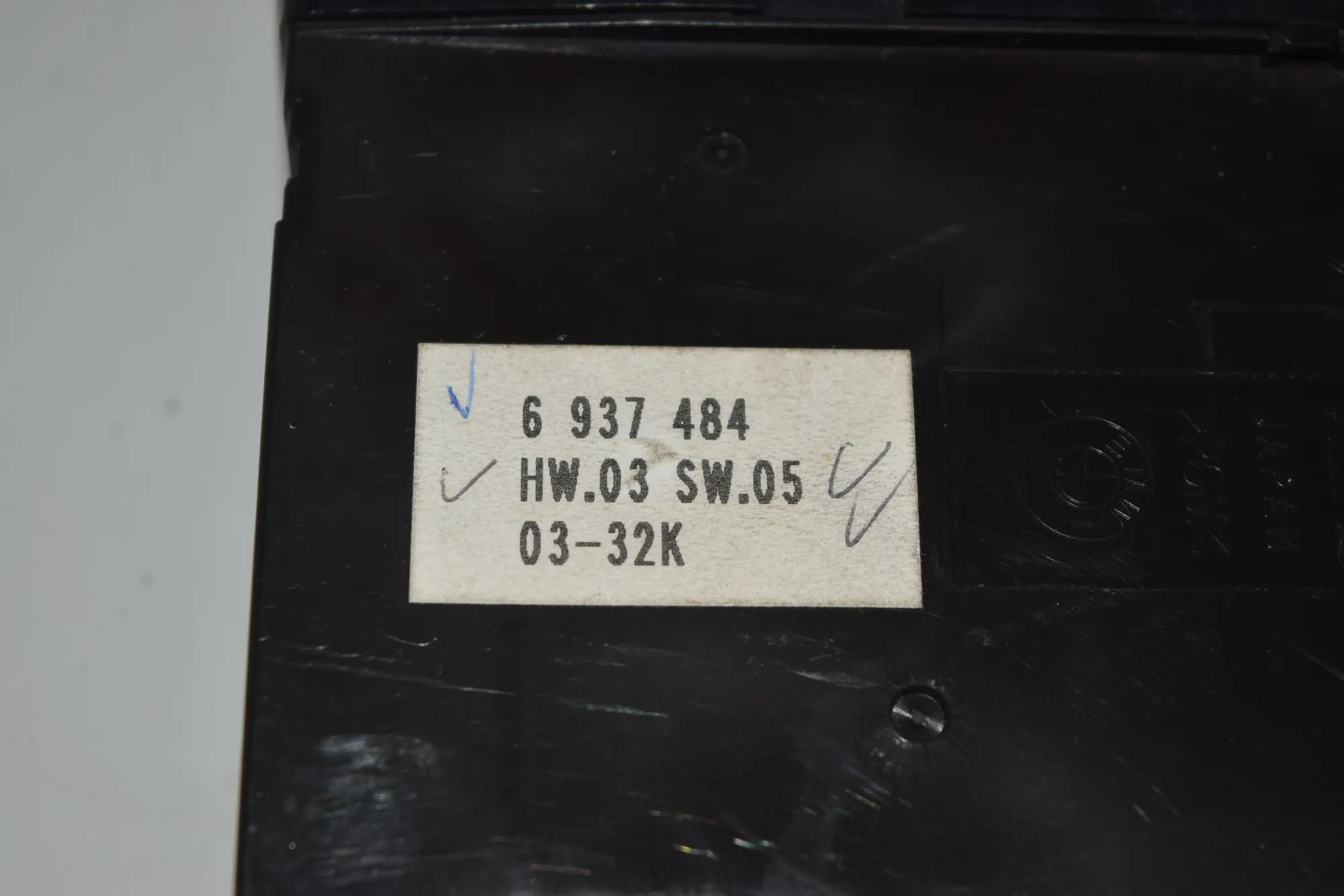 Front Left Door Window Switch – OEM 6937484 · BMW X5 (E53) 4.6 is 2003 – 6