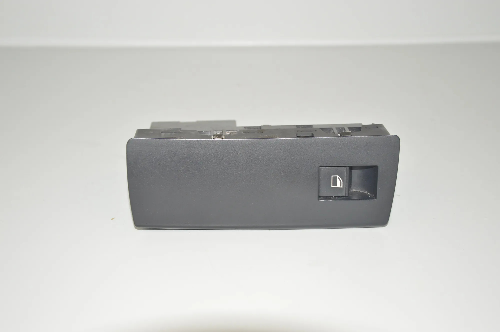 Front Left Door Window Switch – OEM 6925700 · BMW X5 (E53) 3.0 i 2001