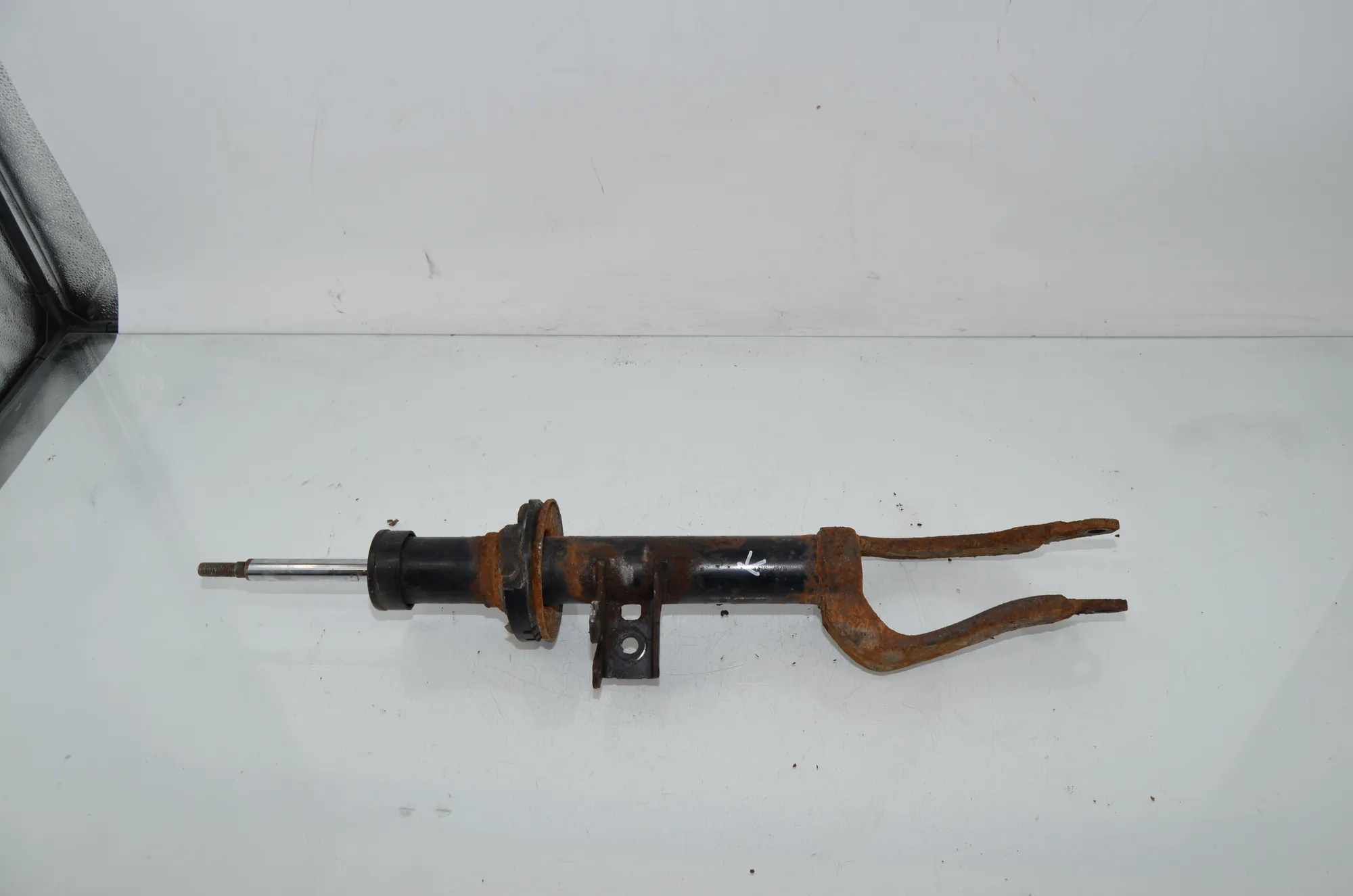 Front Left Shock Absorber – OEM 6783975 · BMW 5 Touring (F11) 530 d xDrive 2011 – 2