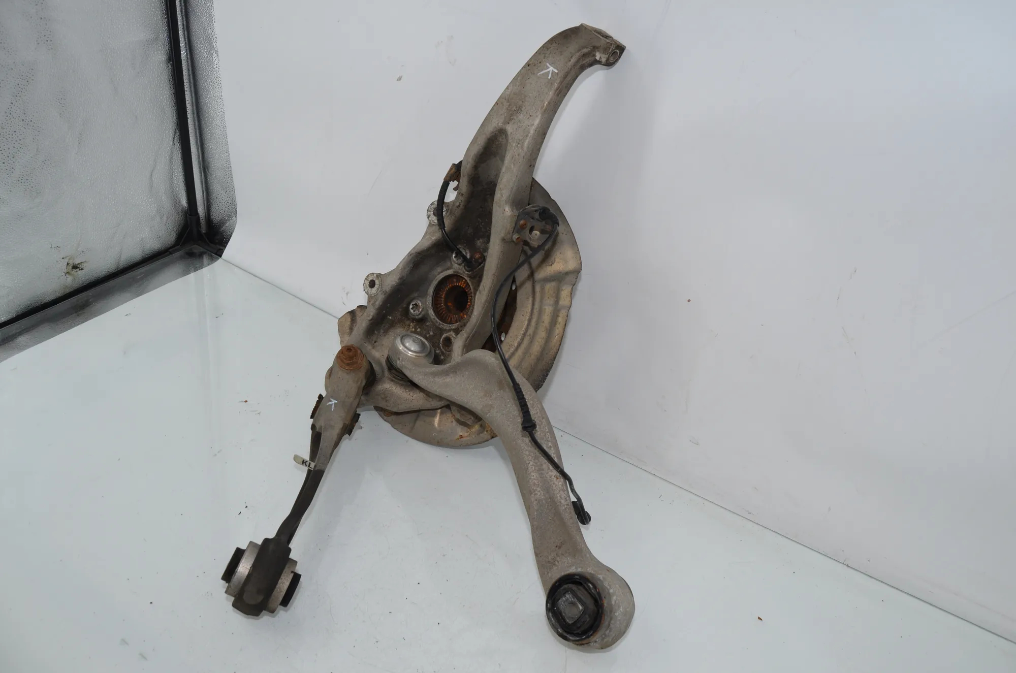 Front Left Wheel Hub – OEM 6777751 · BMW 5 Touring (F11) 530 d xDrive 2011 – 4