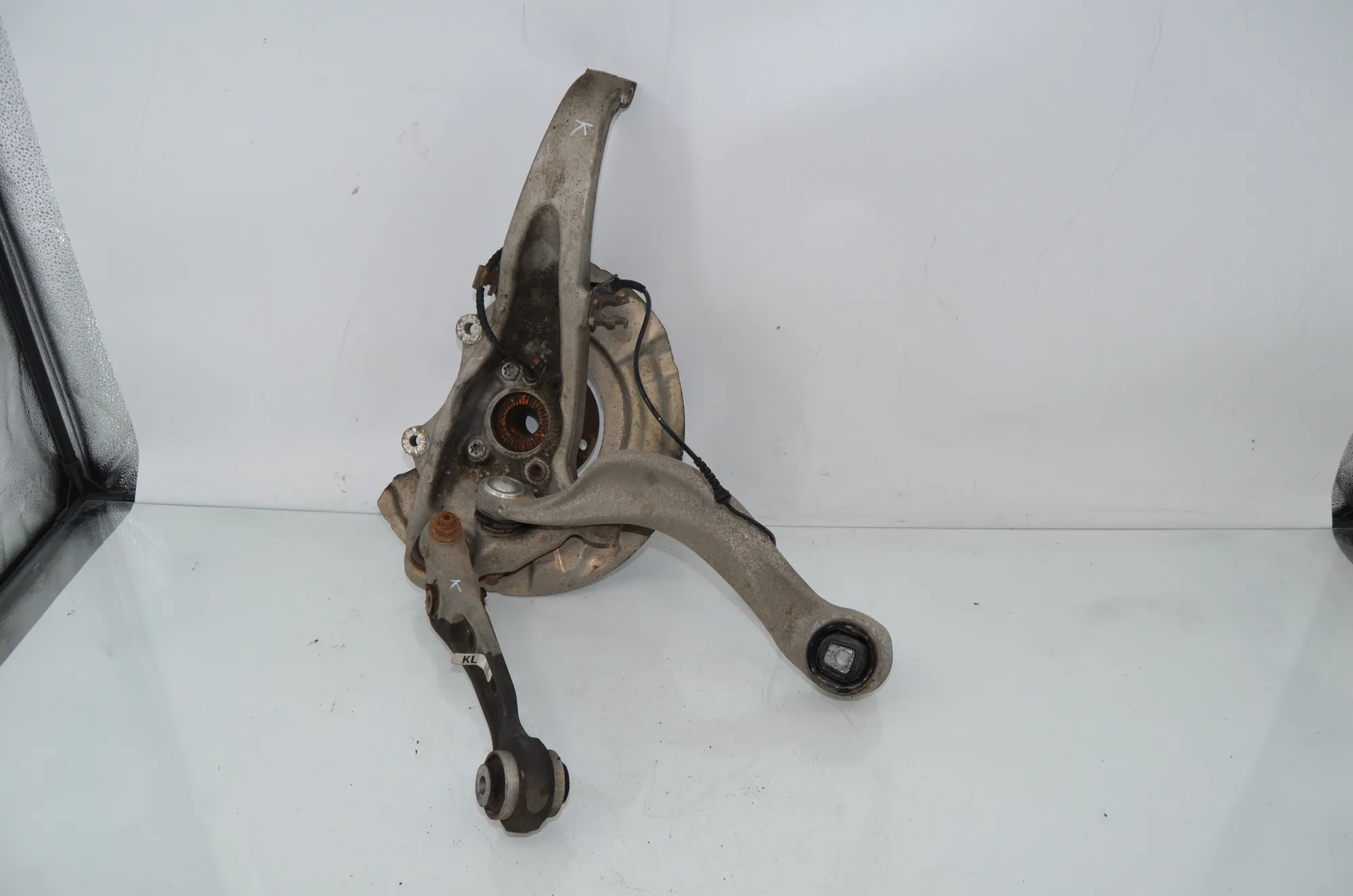 Front Left Wheel Hub – OEM 6777751 · BMW 5 Touring (F11) 530 d xDrive 2011 – 3