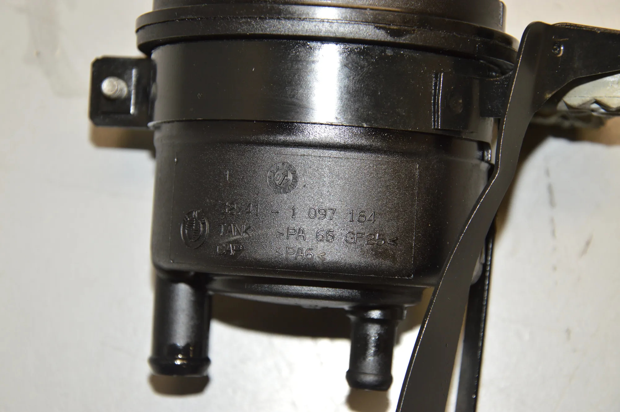 Power Steering Pump Tank – OEM 1097164 · BMW 5 (E60) 520 d 2007 – 6