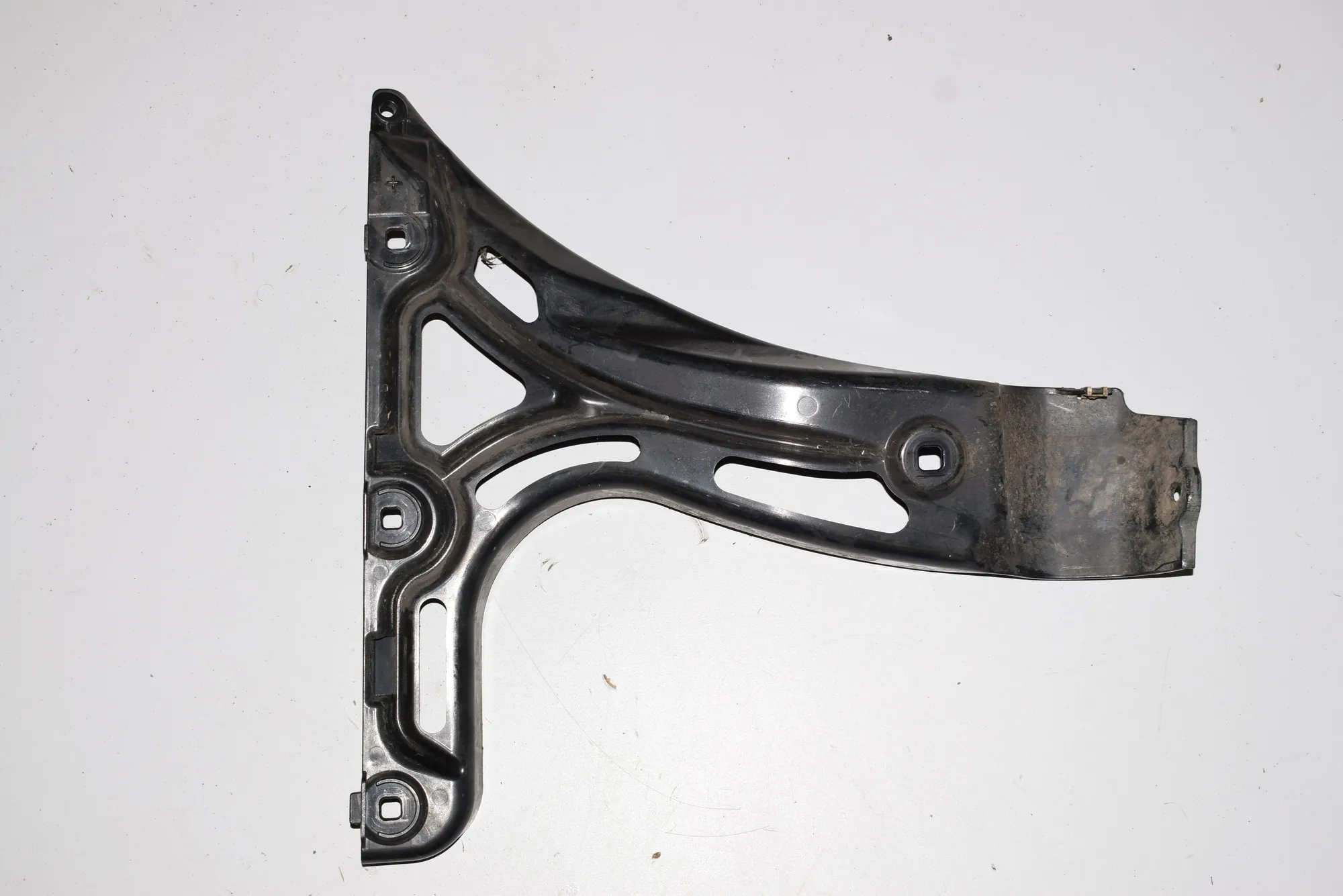 Front Left Bumper Bracket – OEM 7178185 · BMW 5 (E60) 520 d 2007 – 2