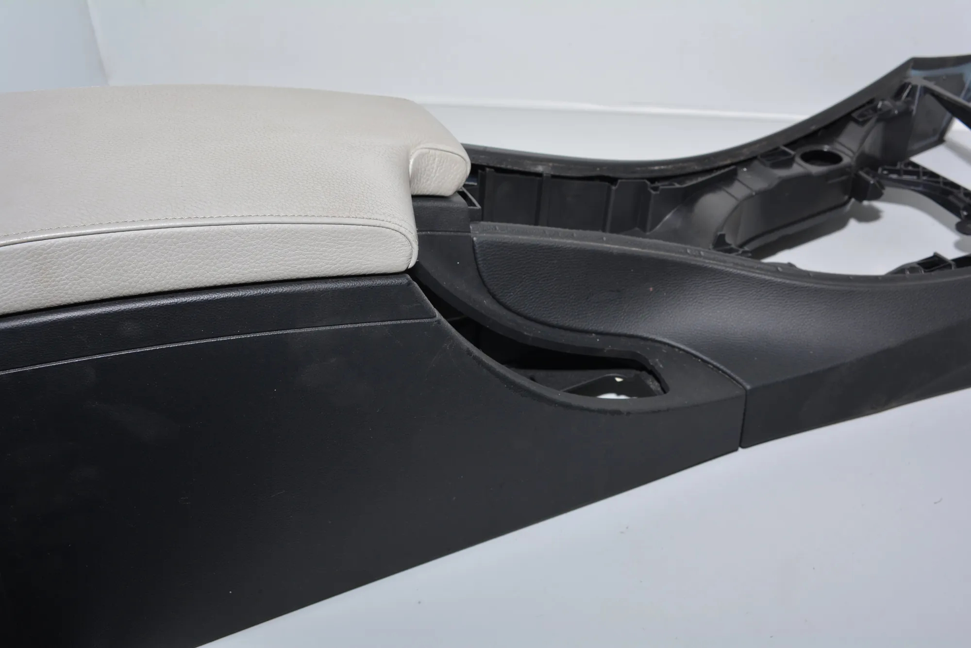 Armrest – OEM 43672311 · BMW 3 Coupe (E92) 330 d 2007 – 3