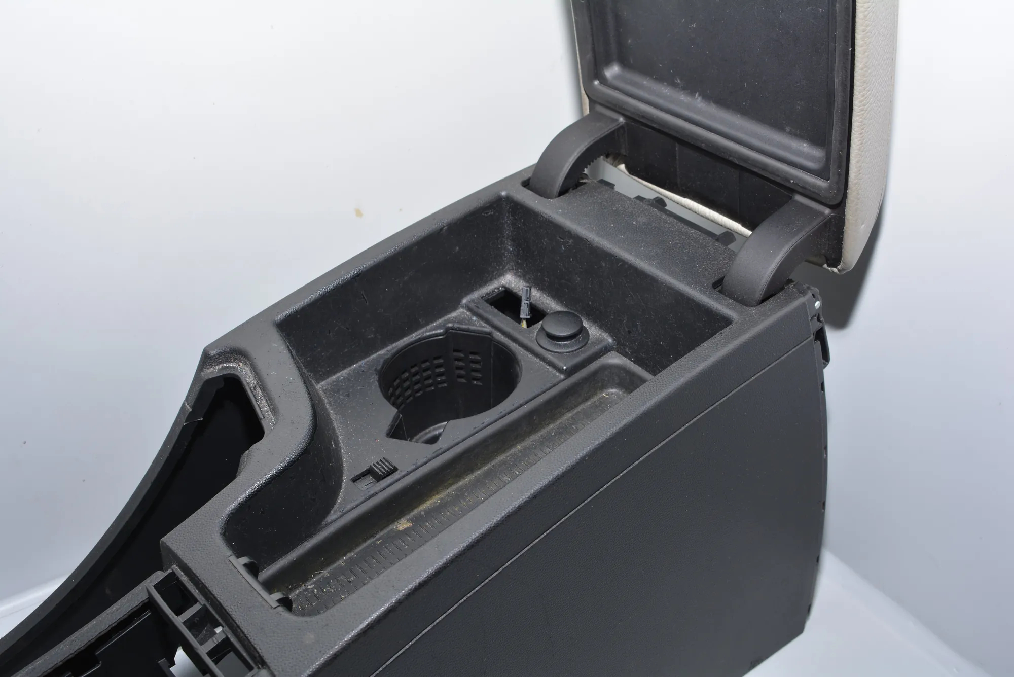 Armrest – OEM 43672311 · BMW 3 Coupe (E92) 330 d 2007 – 4
