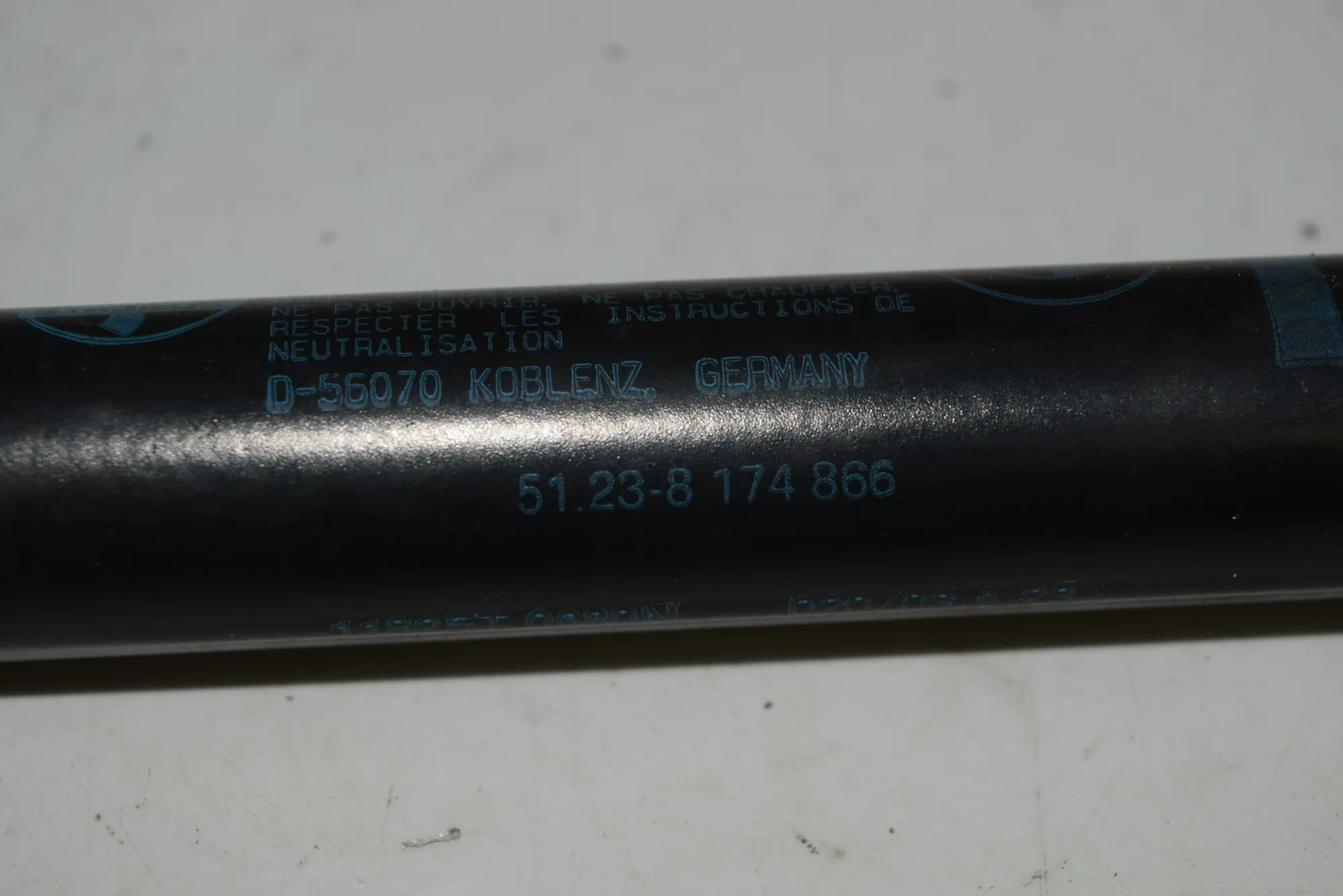 Front Left Bonnet Strut – OEM 8174866 · BMW 5 (E39) 530 i 2003 – 6