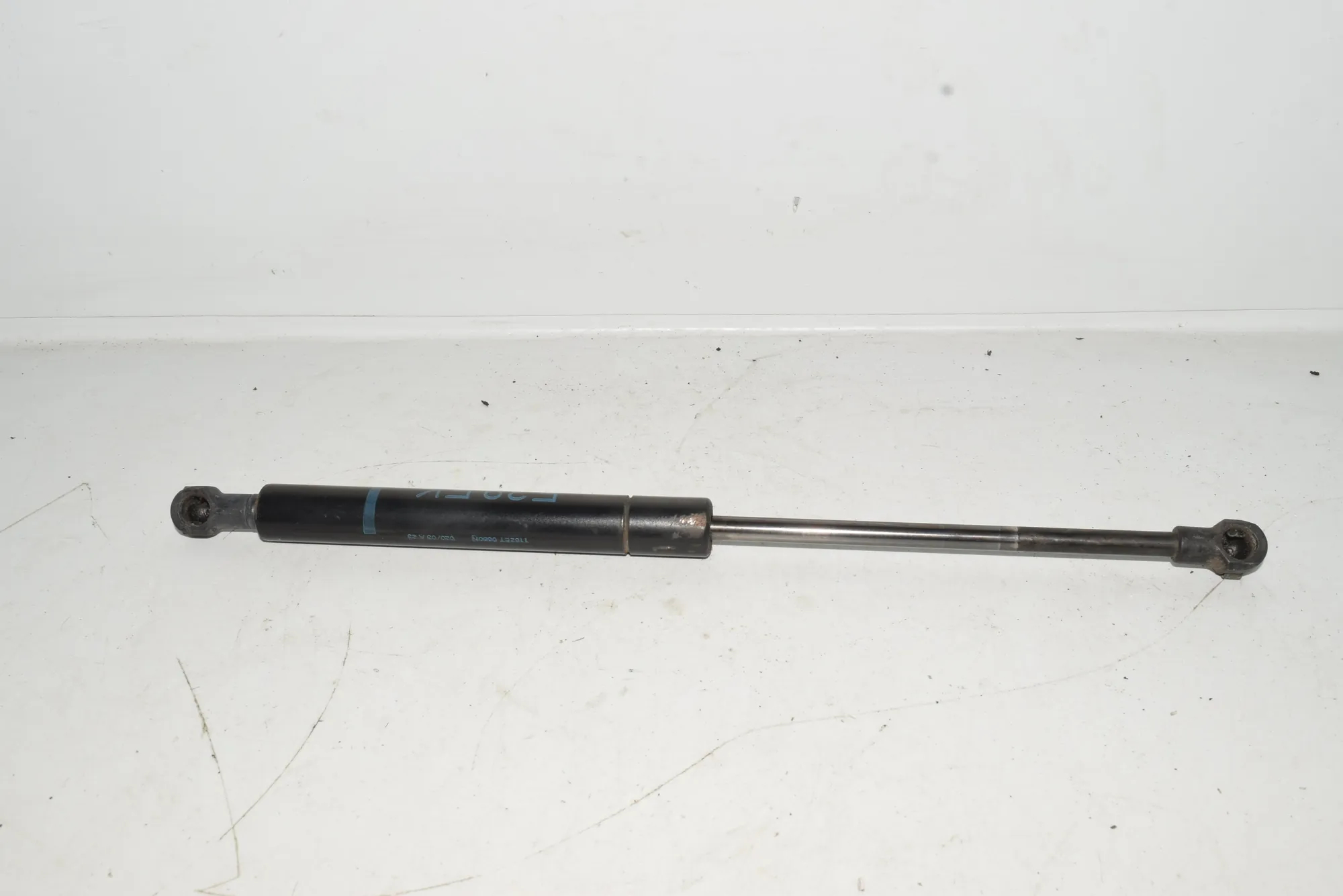 Front Left Bonnet Strut – OEM 8174866 · BMW 5 (E39) 530 i 2003 – 3