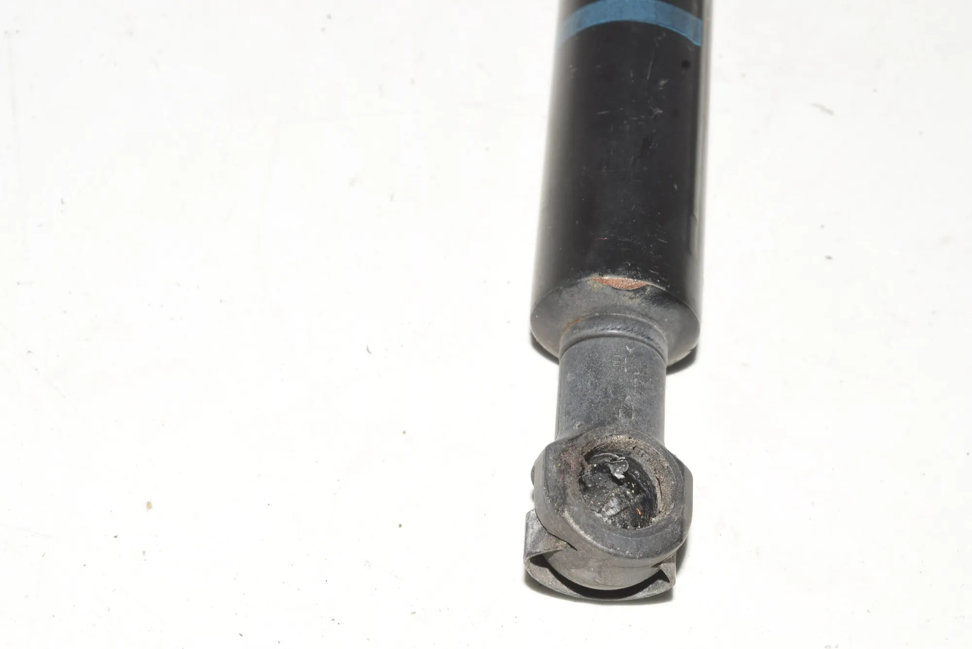Front Left Bonnet Strut – OEM 8174866 · BMW 5 (E39) 530 i 2003 – 5