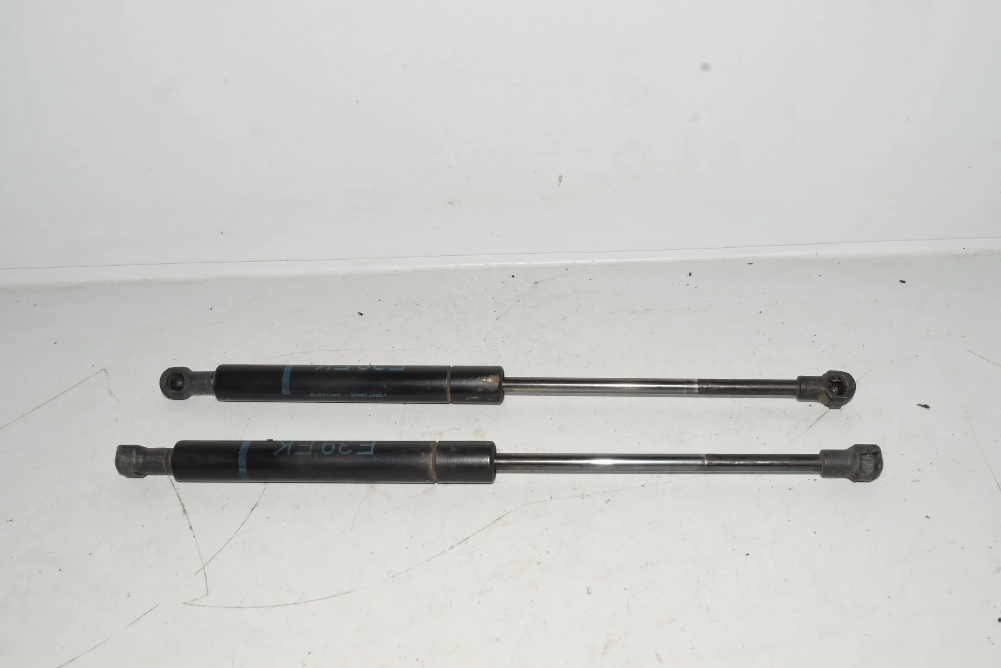 Front Right Bonnet Strut – OEM 8174866 · BMW 5 (E39) 530 i 2003 – 2
