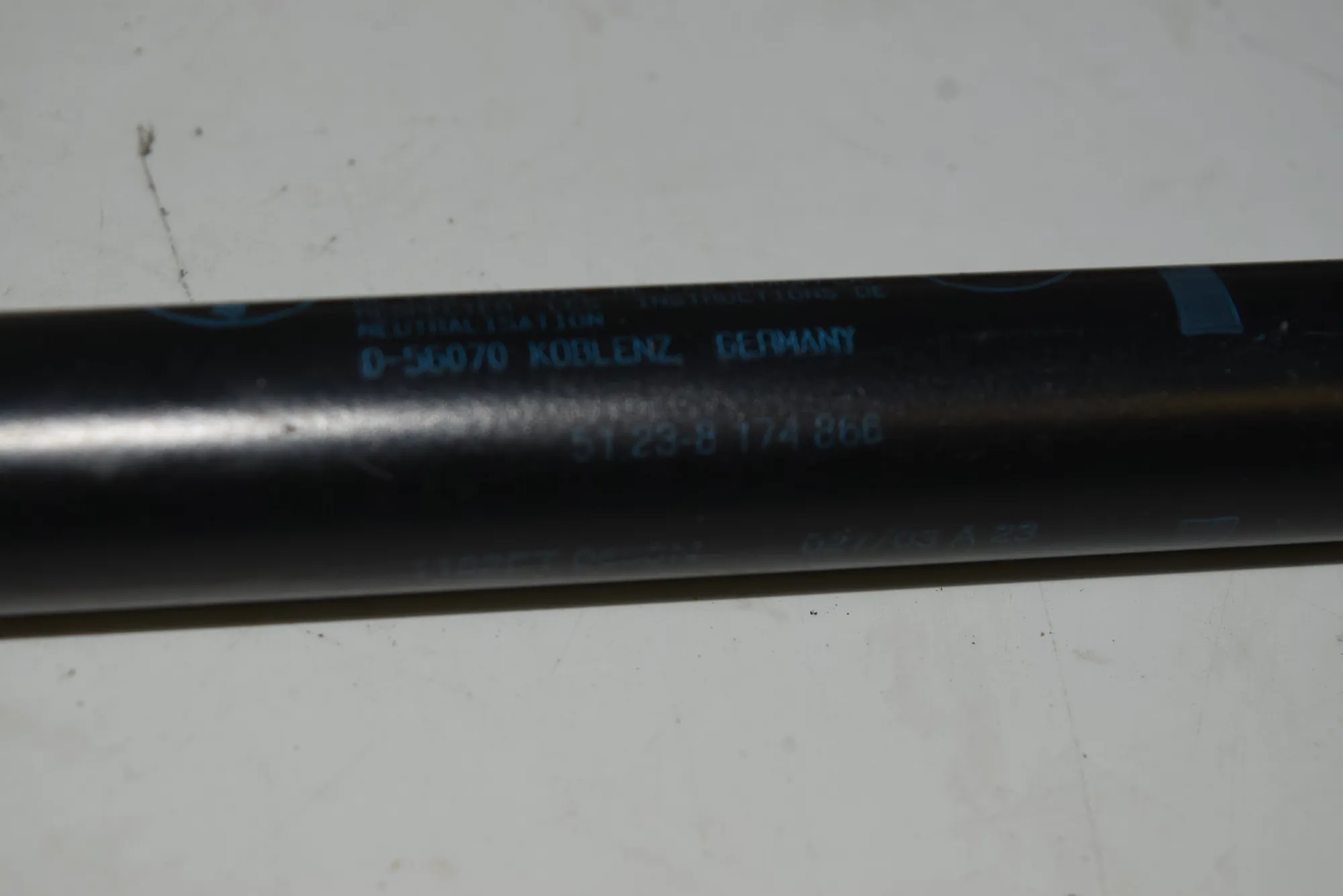 Front Right Bonnet Strut – OEM 8174866 · BMW 5 (E39) 530 i 2003 – 6