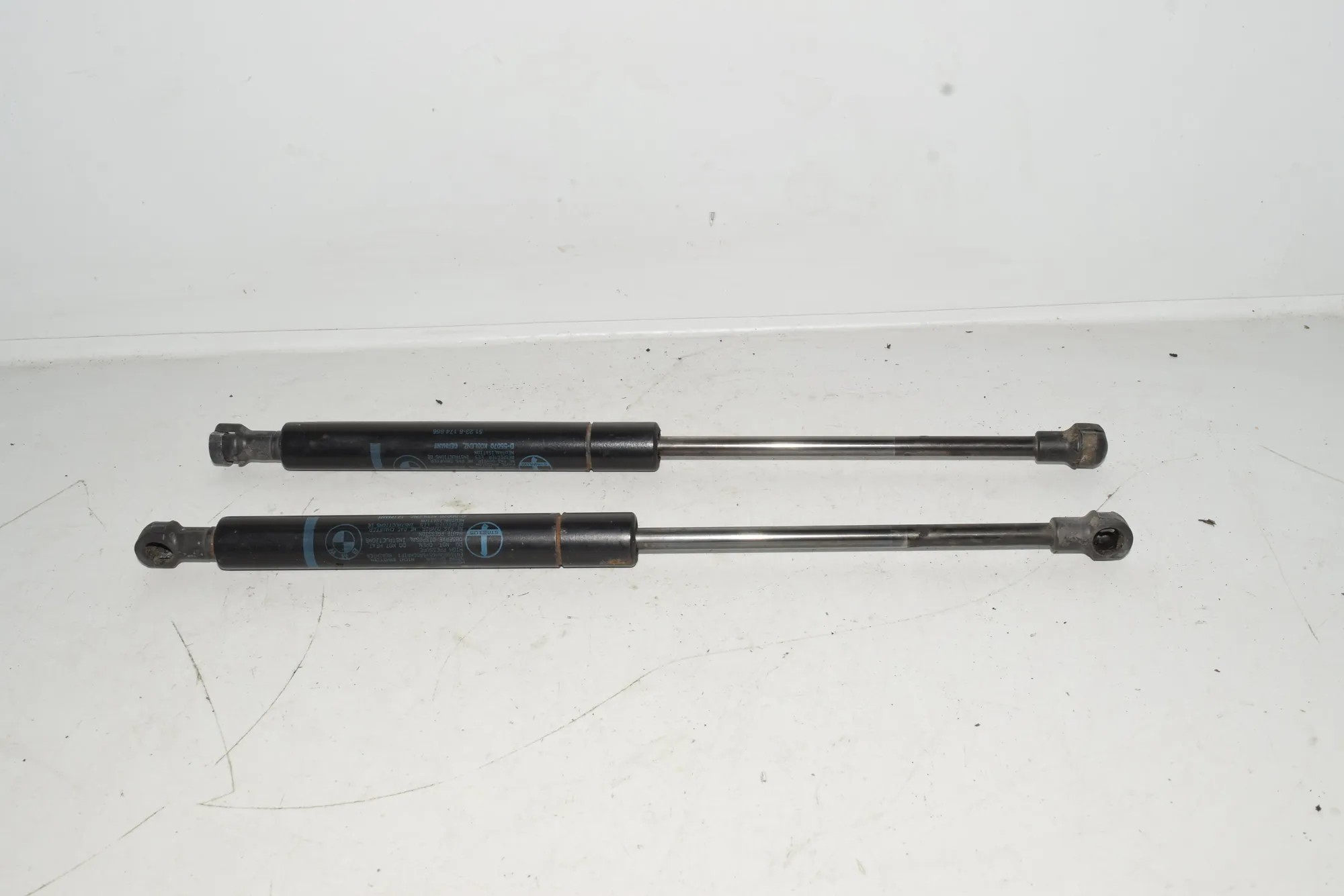 Front Right Bonnet Strut – OEM 8174866 · BMW 5 (E39) 530 i 2003