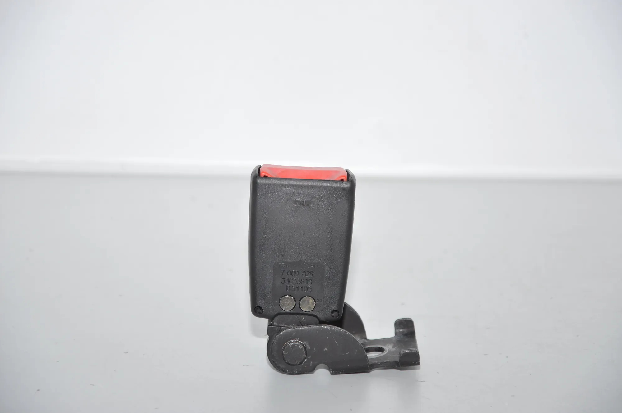 Rear Left Seat Buckle – OEM 7009829 · BMW 6 Cabrio (E64) 2005