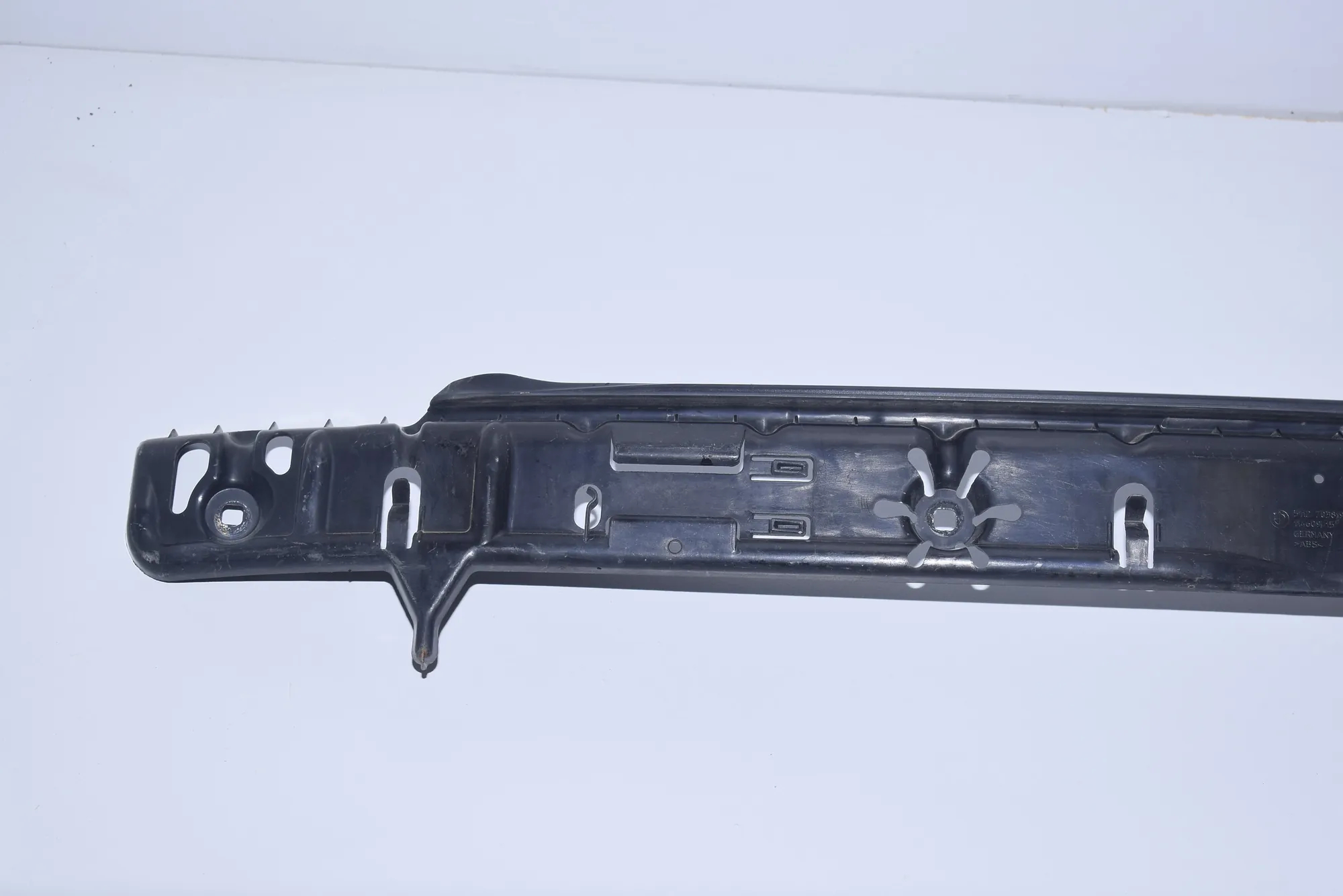 Rear Bumper Middle Bracket – OEM 7038195 · BMW 6 Cabrio (E64) 2005 – 2