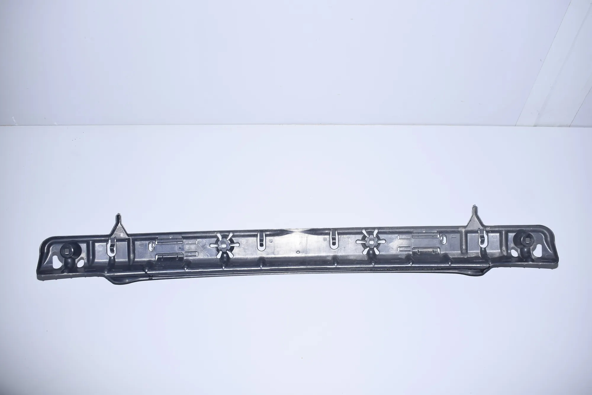 Rear Bumper Middle Bracket – OEM 7038195 · BMW 6 Cabrio (E64) 2005 – 4
