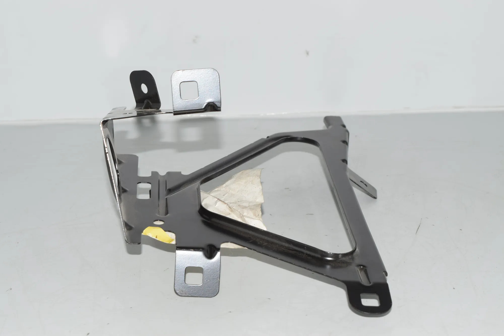 Front Right Bumper Bracket – OEM 7207186 · BMW 7 (F01, F02) BMW 7 (F01, F02) 2016 – 3