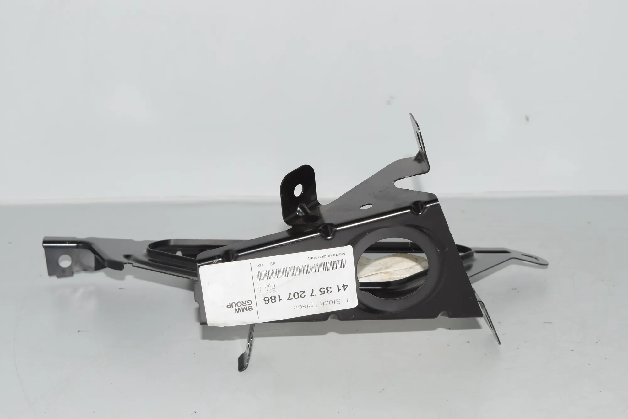 Front Right Bumper Bracket – OEM 7207186 · BMW 7 (F01, F02) BMW 7 (F01, F02) 2016