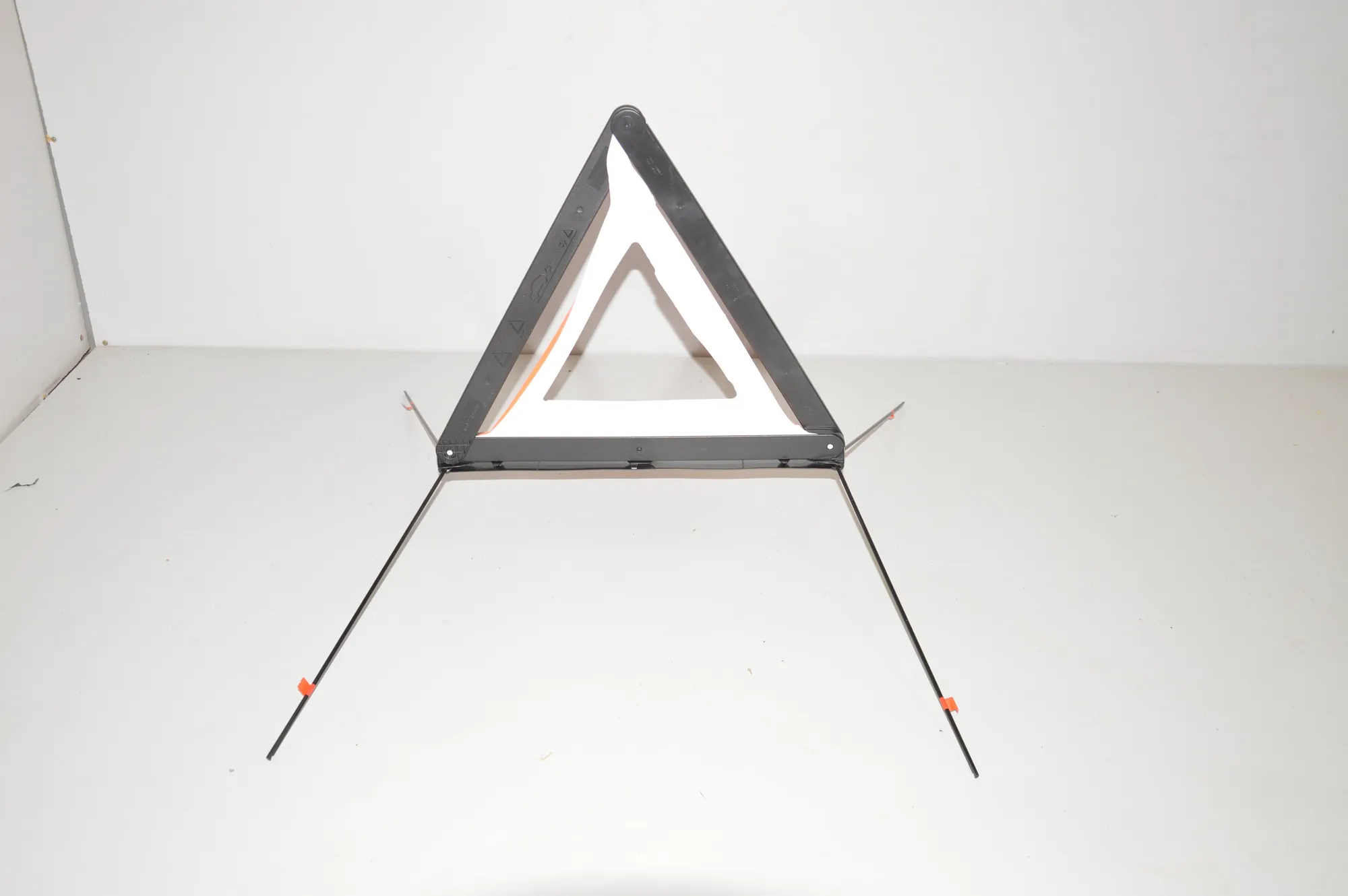 Warning Triangle – OEM 6770487 · BMW 5 (E39) BMW 5 (E39) 1999 – 2