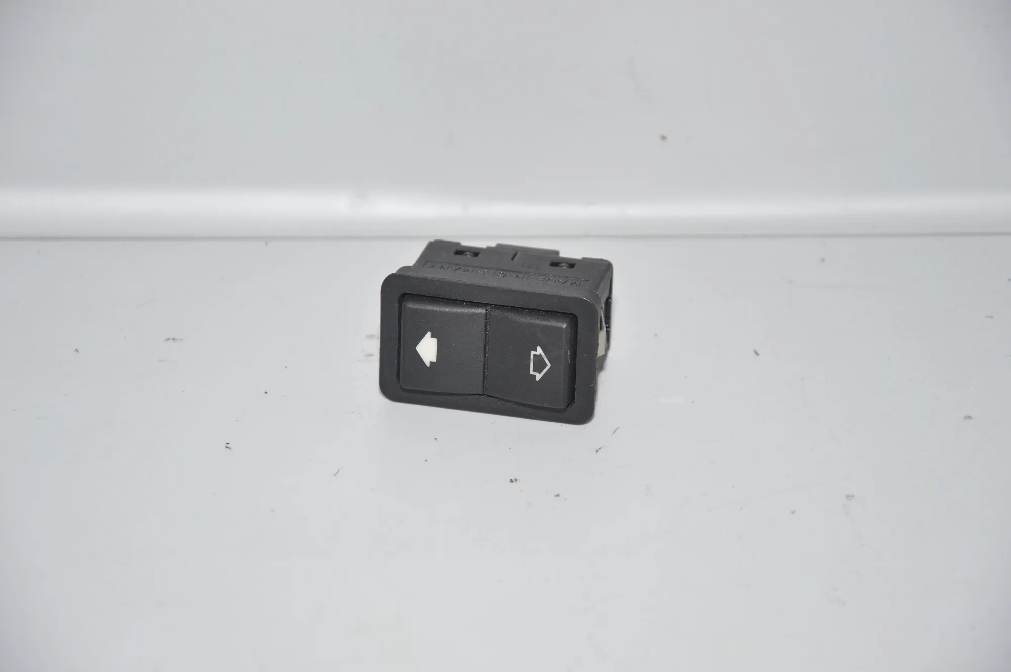 Rear Left Door Window Switch – OEM 8368974 · BMW 5 (E39) 530 i 2001 – 4