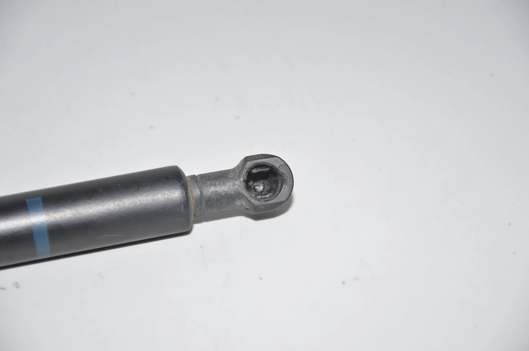 Front Left Bonnet Strut – OEM 8174866 · BMW 5 (E39) 530 i 2001 – 2