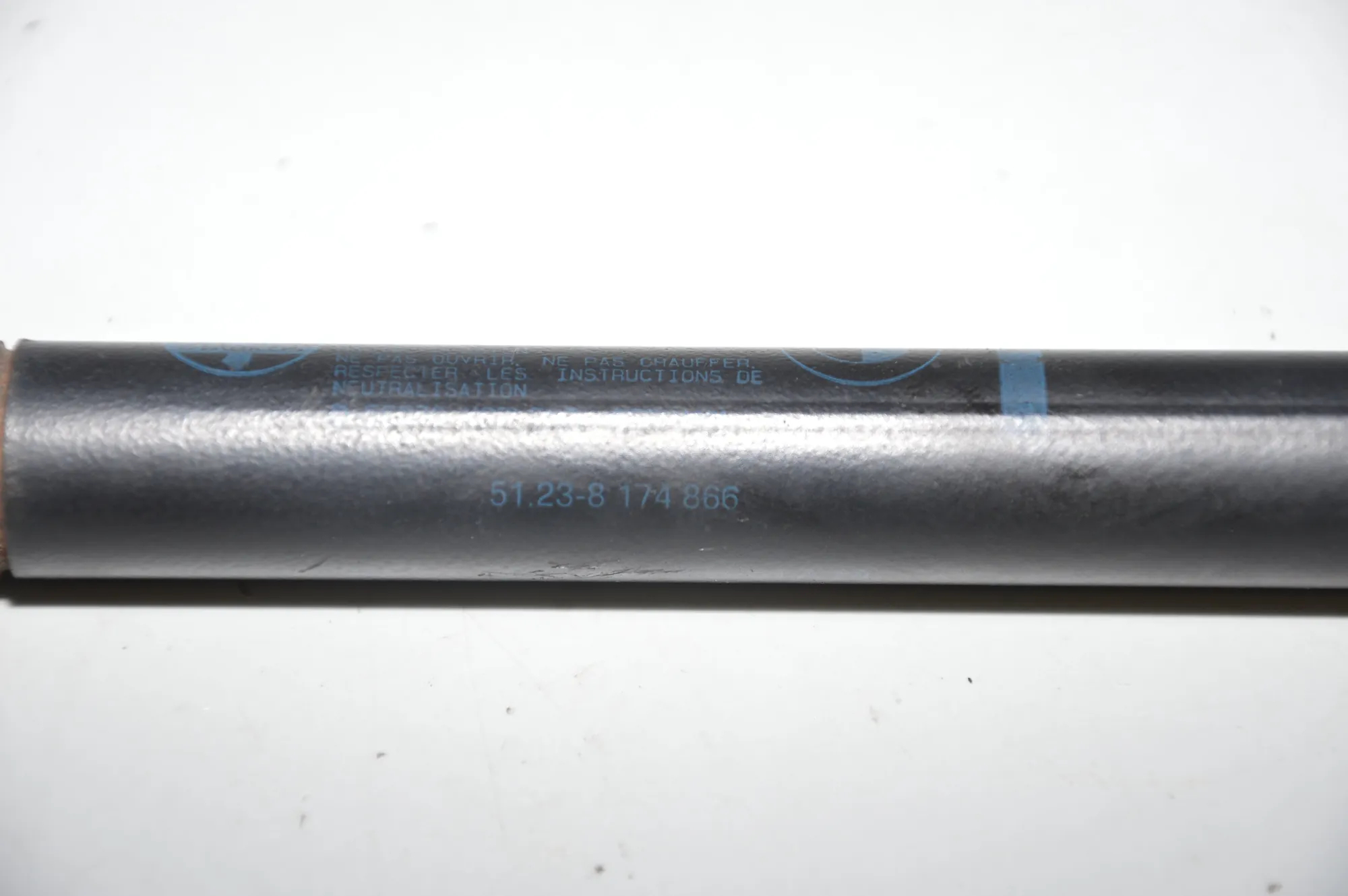 Front Left Bonnet Strut – OEM 8174866 · BMW 5 (E39) 530 i 2001 – 4