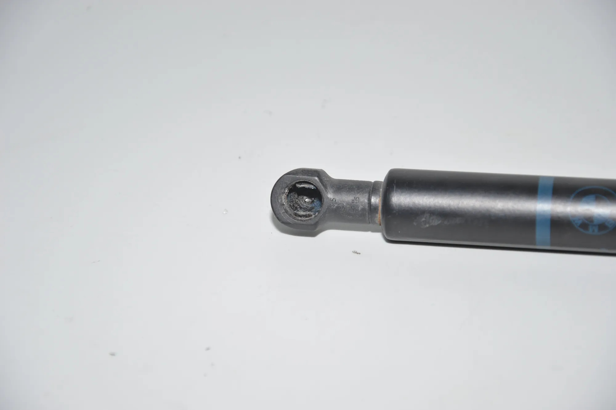 Front Right Bonnet Strut – OEM 8174866 · BMW 5 (E39) 530 i 2001 – 3