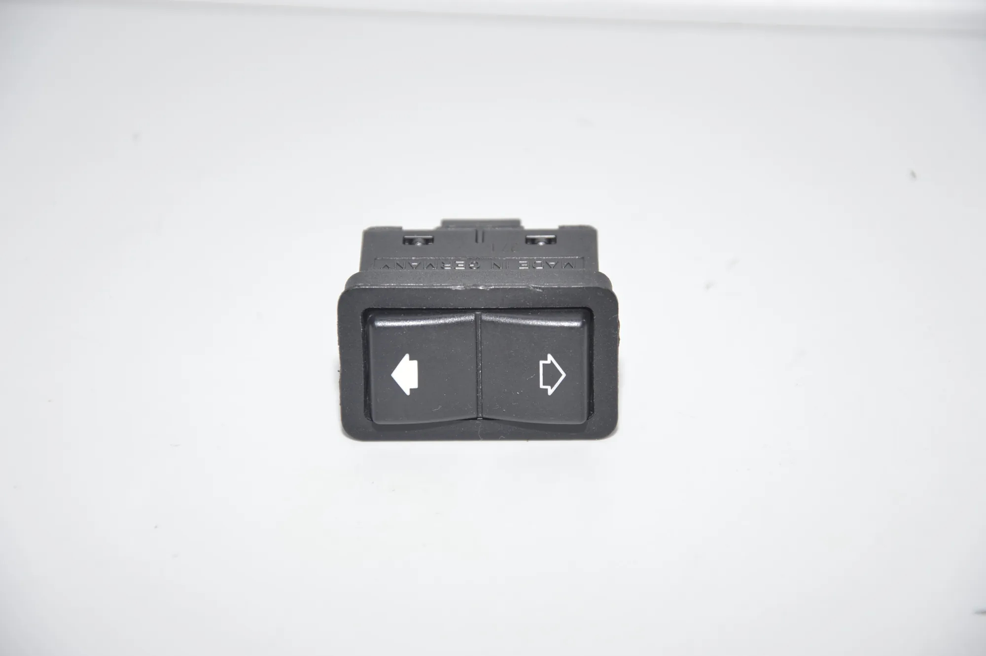 Front Left Door Window Switch – OEM 8368974 · BMW 5 (E39) 530 i 2001 – 5