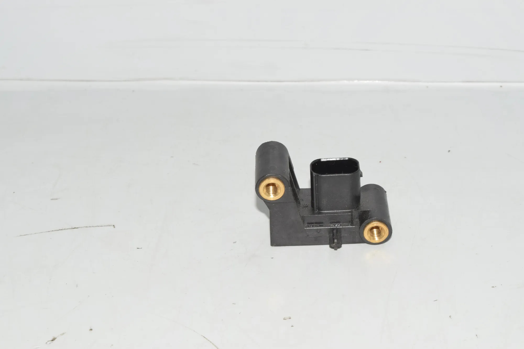 Front Left Impact Sensor – OEM 6977398 · BMW 5 (E60) BMW 5 (E60) 2005 – 3