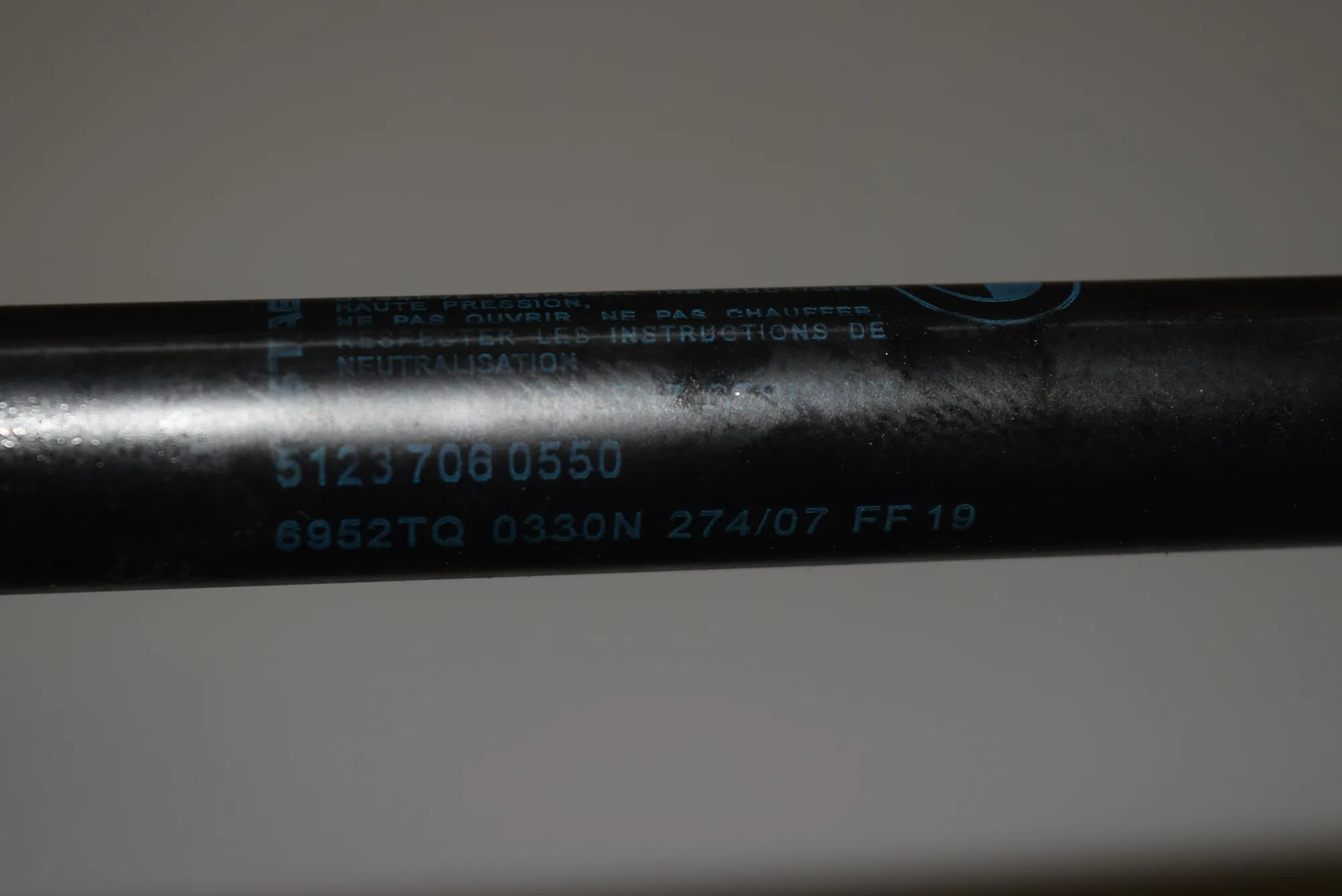 Front Left Bonnet Strut – OEM 7060550 · BMW 3 Touring (E91) 325 i xDrive 2007 – 3
