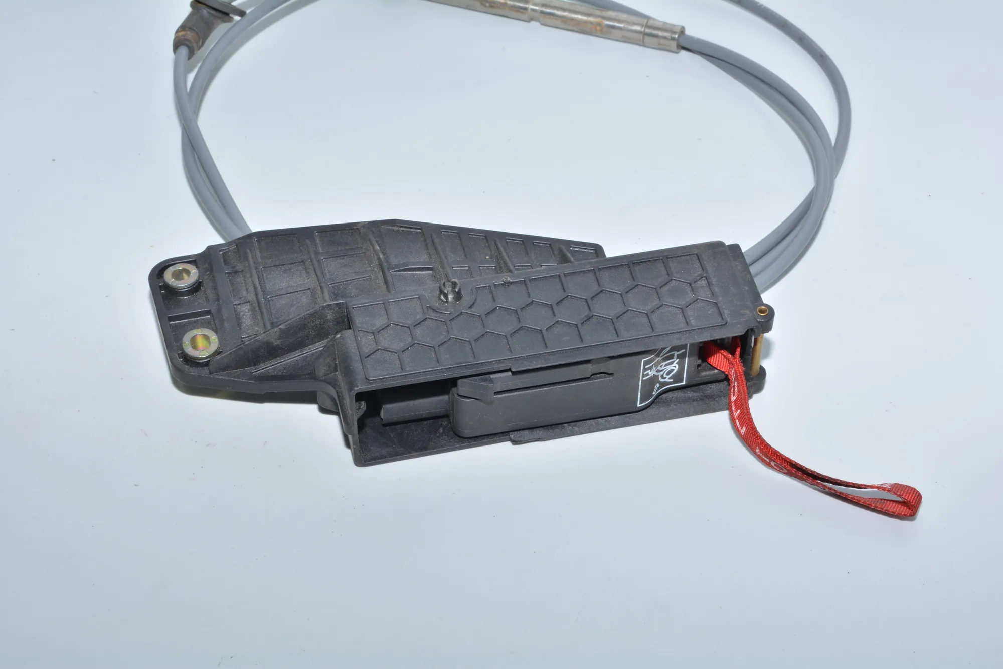 Bonnet Lock Cable – OEM 7509050 · BMW 7 (E65, E66, E67) BMW 7 (E65, E66, E67) 2002