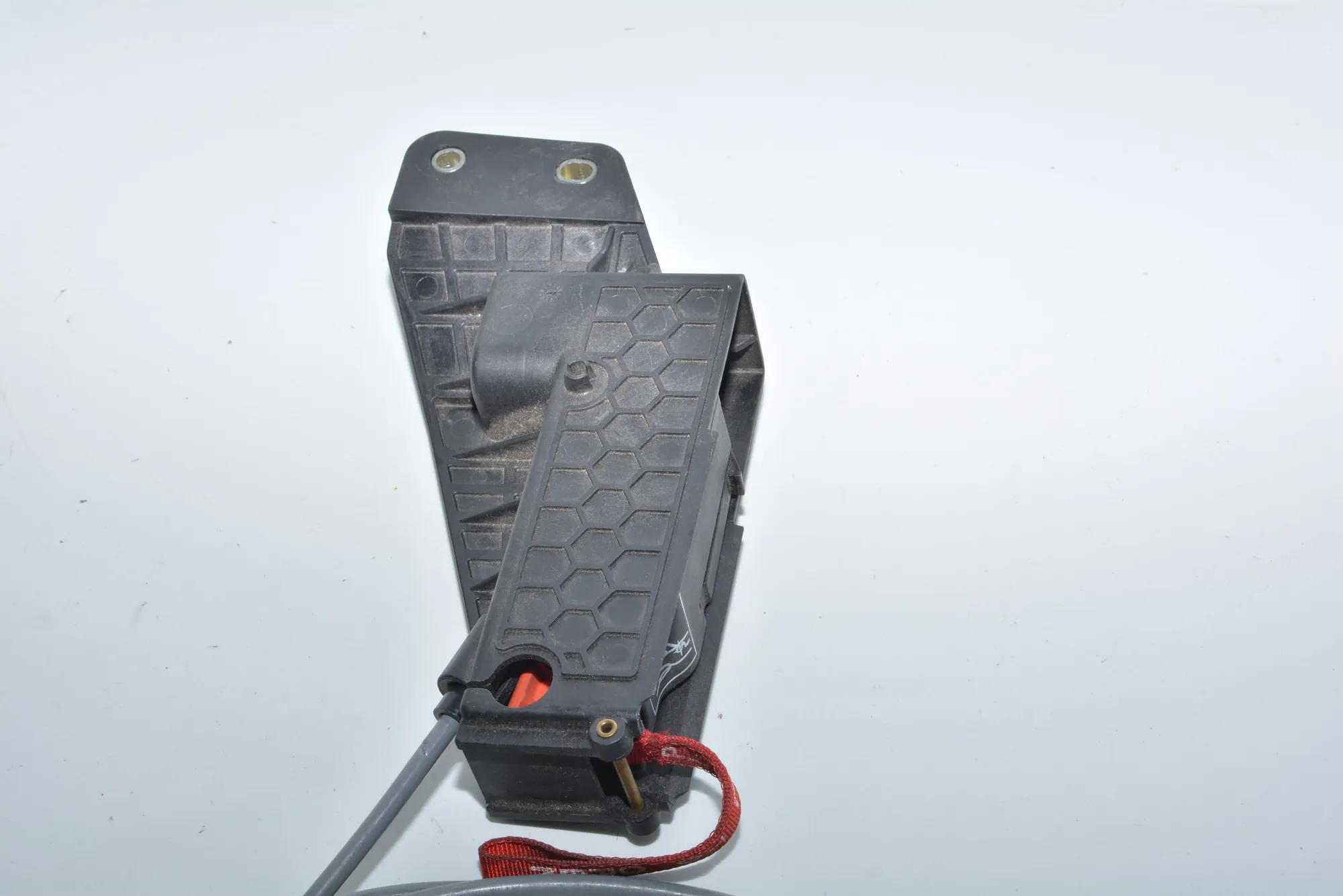 Bonnet Lock Cable – OEM 7509050 · BMW 7 (E65, E66, E67) BMW 7 (E65, E66, E67) 2002 – 6