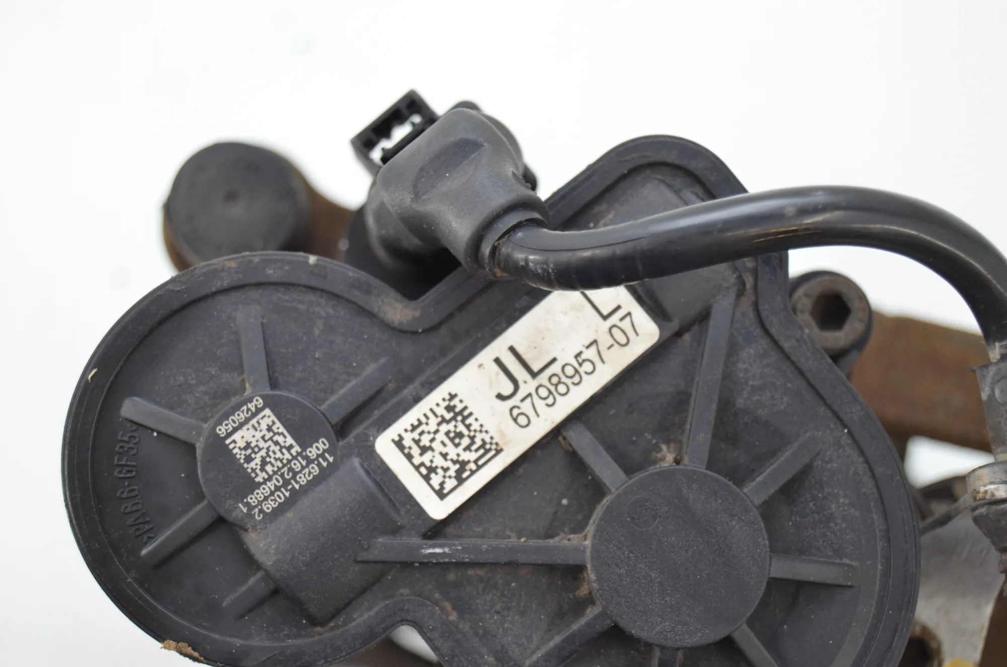 Rear Left Brake Caliper – OEM 6798957 · BMW X1 (F48) xDrive 18 d 2016 – 4
