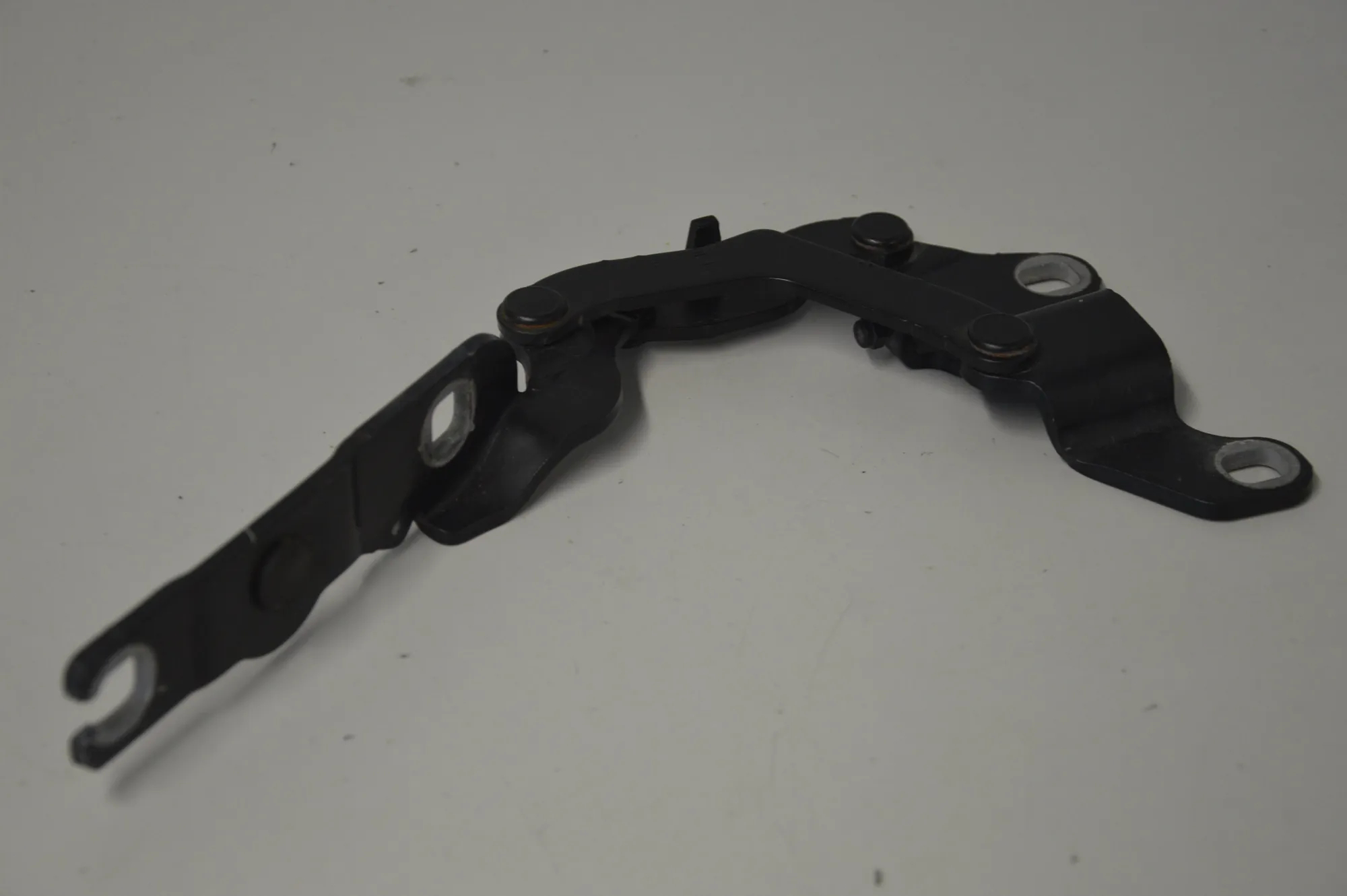 Front Right Bonnet Hinge – OEM 7060560 · BMW 1 (E81) 118 d 2009 – 3