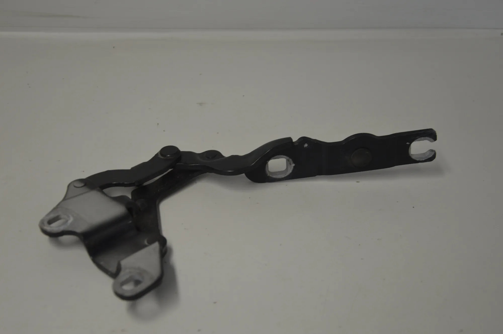 Front Right Bonnet Hinge – OEM 7060560 · BMW 1 (E81) 118 d 2009