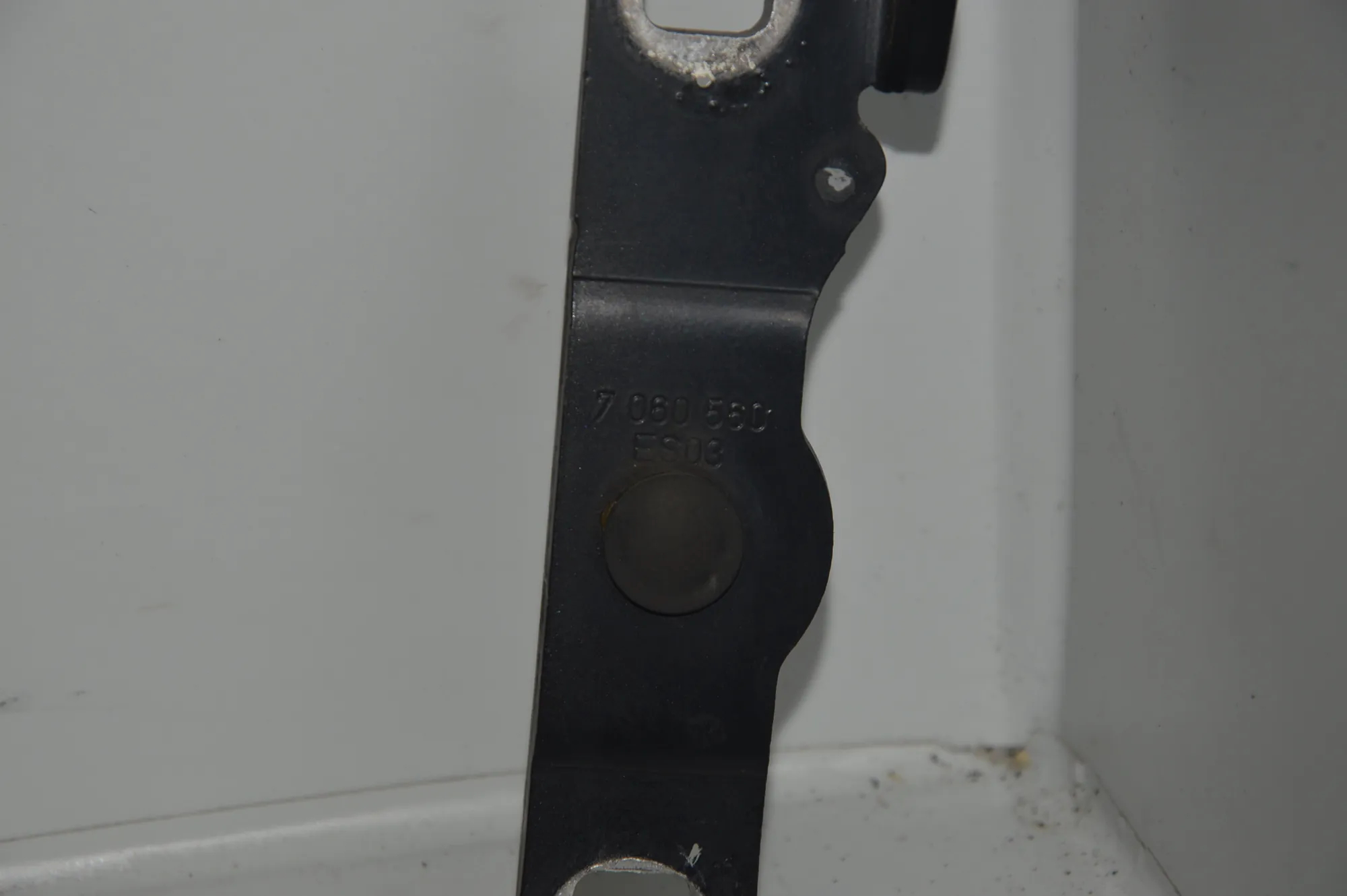 Front Right Bonnet Hinge – OEM 7060560 · BMW 1 (E81) 118 d 2009 – 4