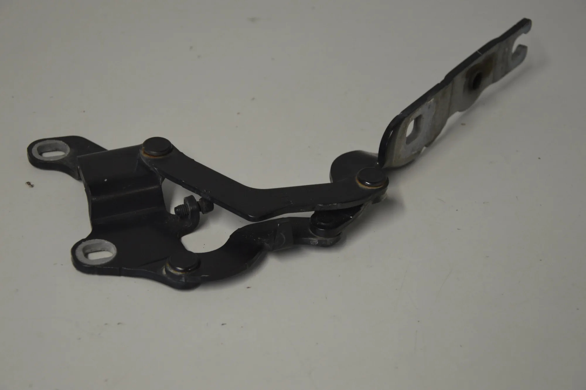 Front Right Bonnet Hinge – OEM 7060560 · BMW 1 (E81) 118 d 2009 – 2