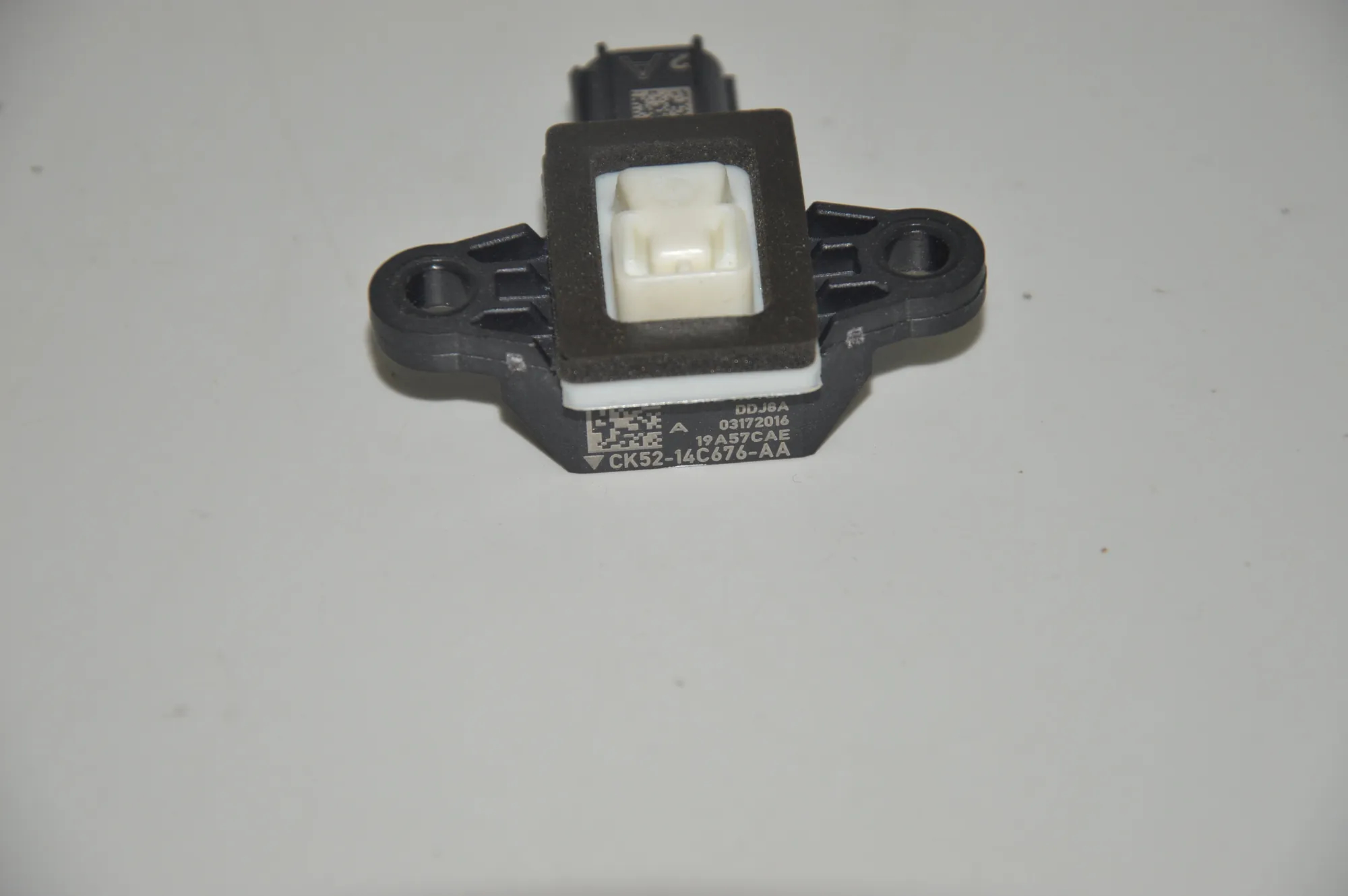 Front Left Impact Sensor – OEM CK52-14C676-AA · LAND ROVER DISCOVERY IV (L319) 3.0 TD 4x4 2016 – 4
