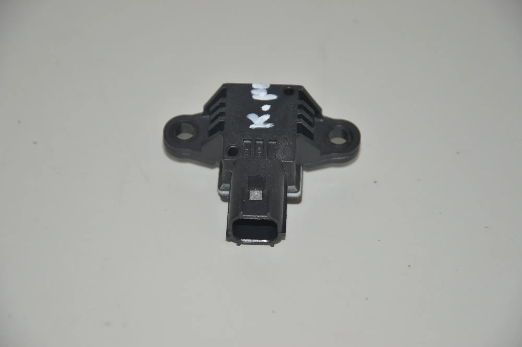 Front Left Impact Sensor – OEM CK52-14C676-AA · LAND ROVER DISCOVERY IV (L319) 3.0 TD 4x4 2016