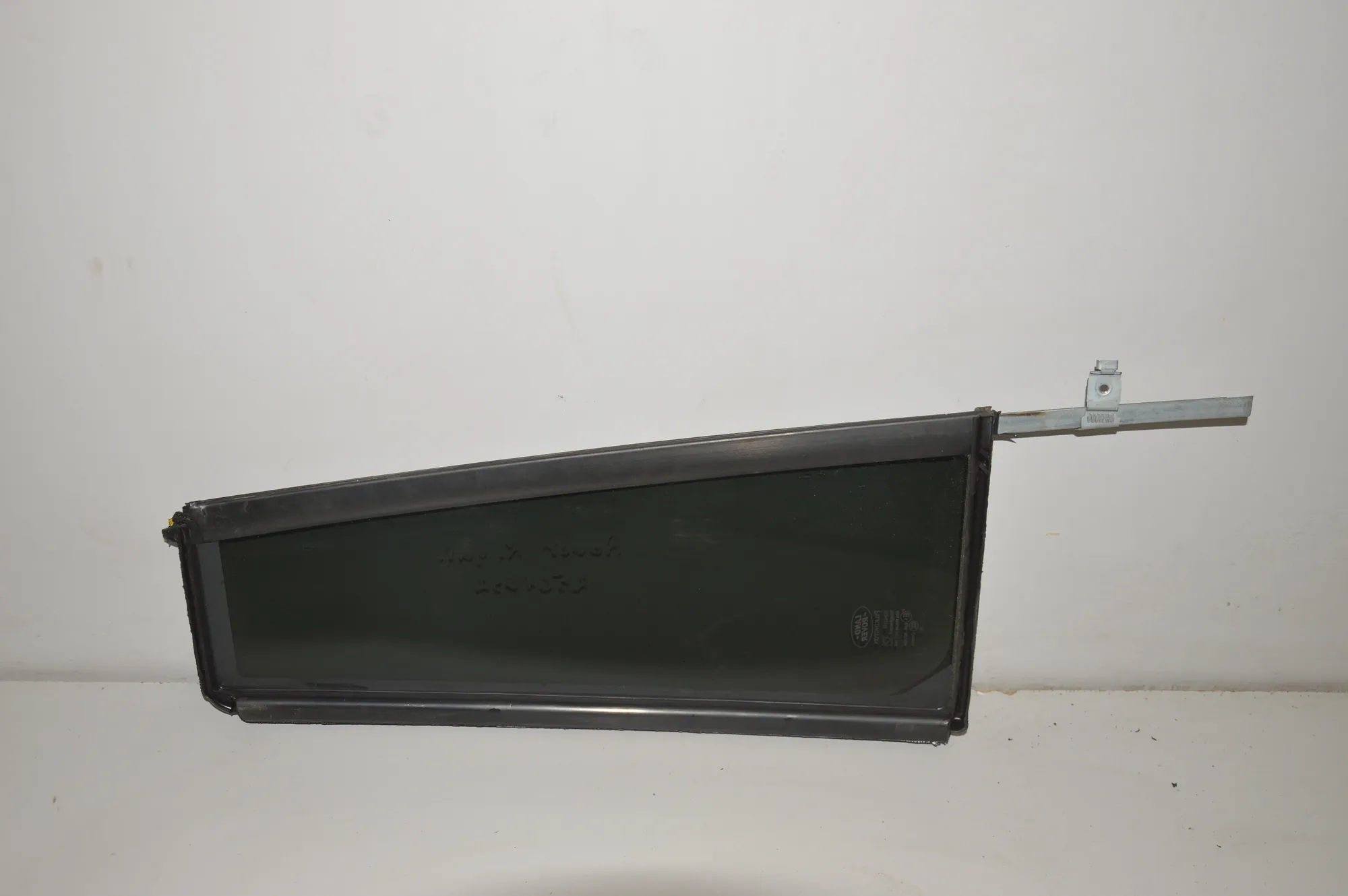 Rear Left Quarter Window – OEM NA · LAND ROVER DISCOVERY IV (L319) 3.0 TD 4x4 2016 – 2