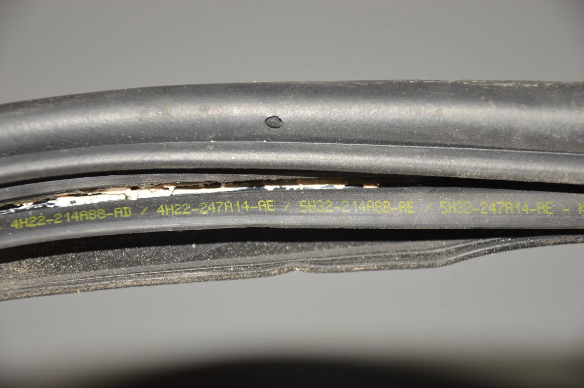 Rear Right Door Seal Rubber – OEM 4H22-214A88-AD · LAND ROVER DISCOVERY IV (L319) 3.0 TD 4x4 2016 – 3