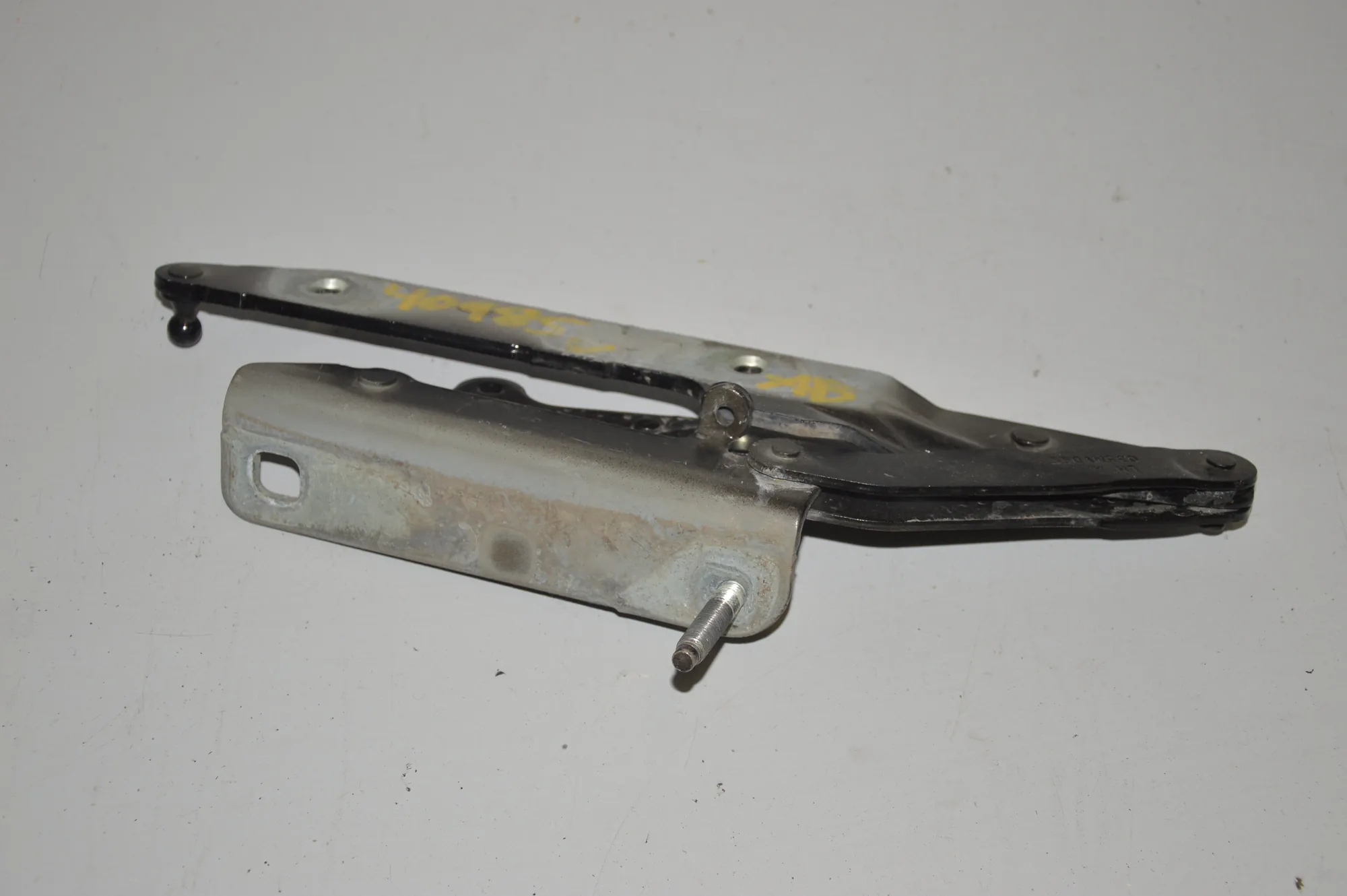 Front Left Bonnet Hinge – OEM 071EDD6E · LAND ROVER DISCOVERY IV (L319) 3.0 TD 4x4 2016 – 2