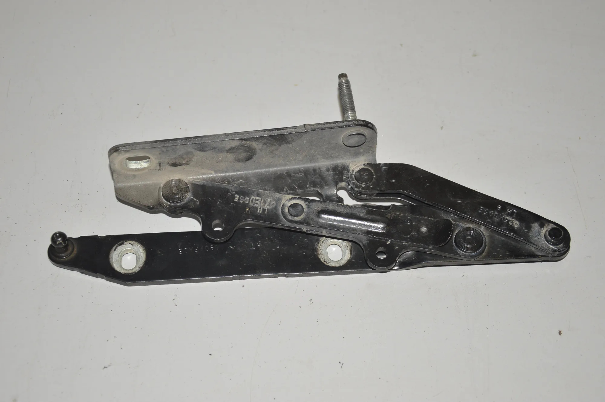 Front Left Bonnet Hinge – OEM 071EDD6E · LAND ROVER DISCOVERY IV (L319) 3.0 TD 4x4 2016