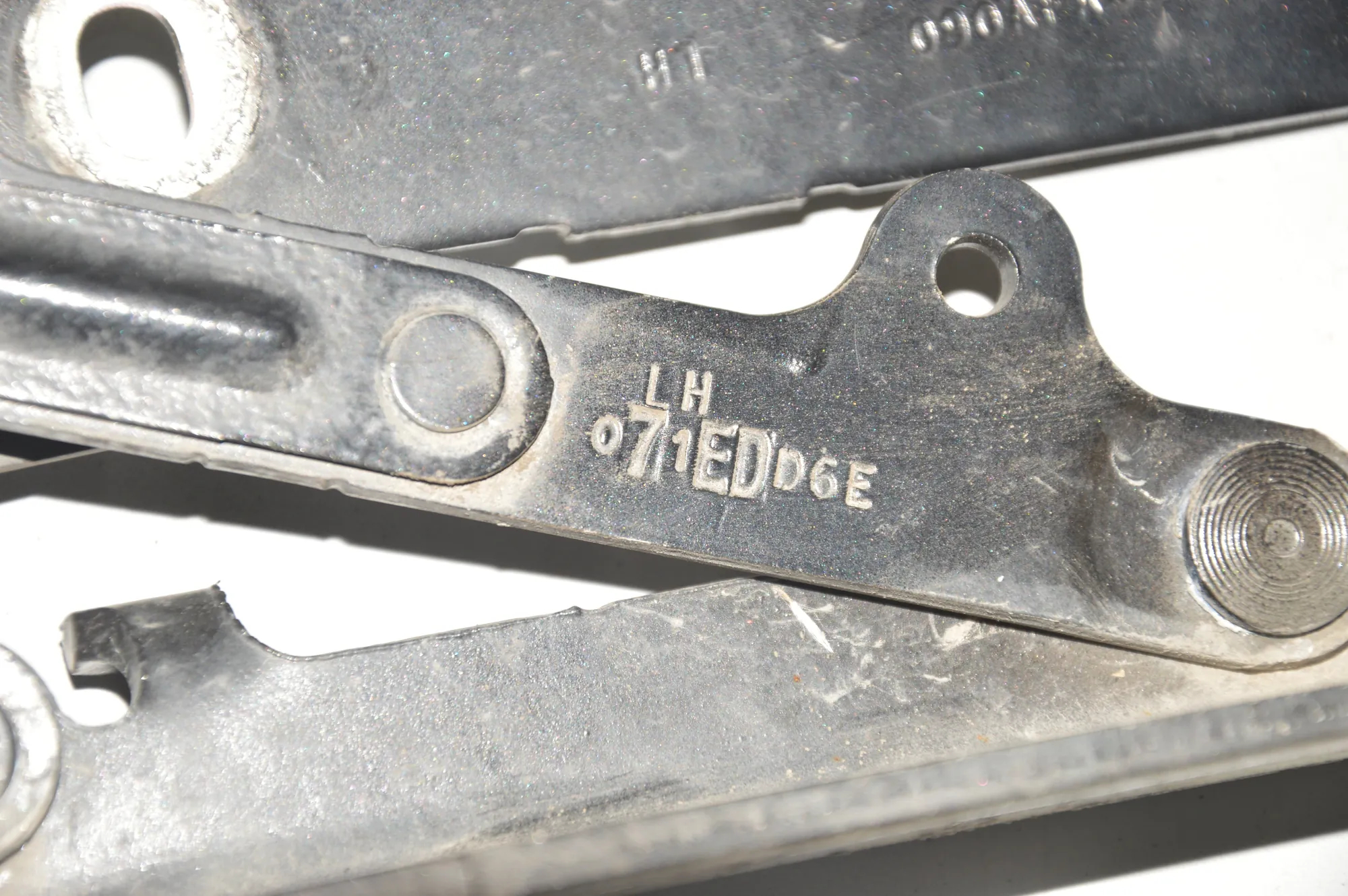 Front Left Bonnet Hinge – OEM 071EDD6E · LAND ROVER DISCOVERY IV (L319) 3.0 TD 4x4 2016 – 4