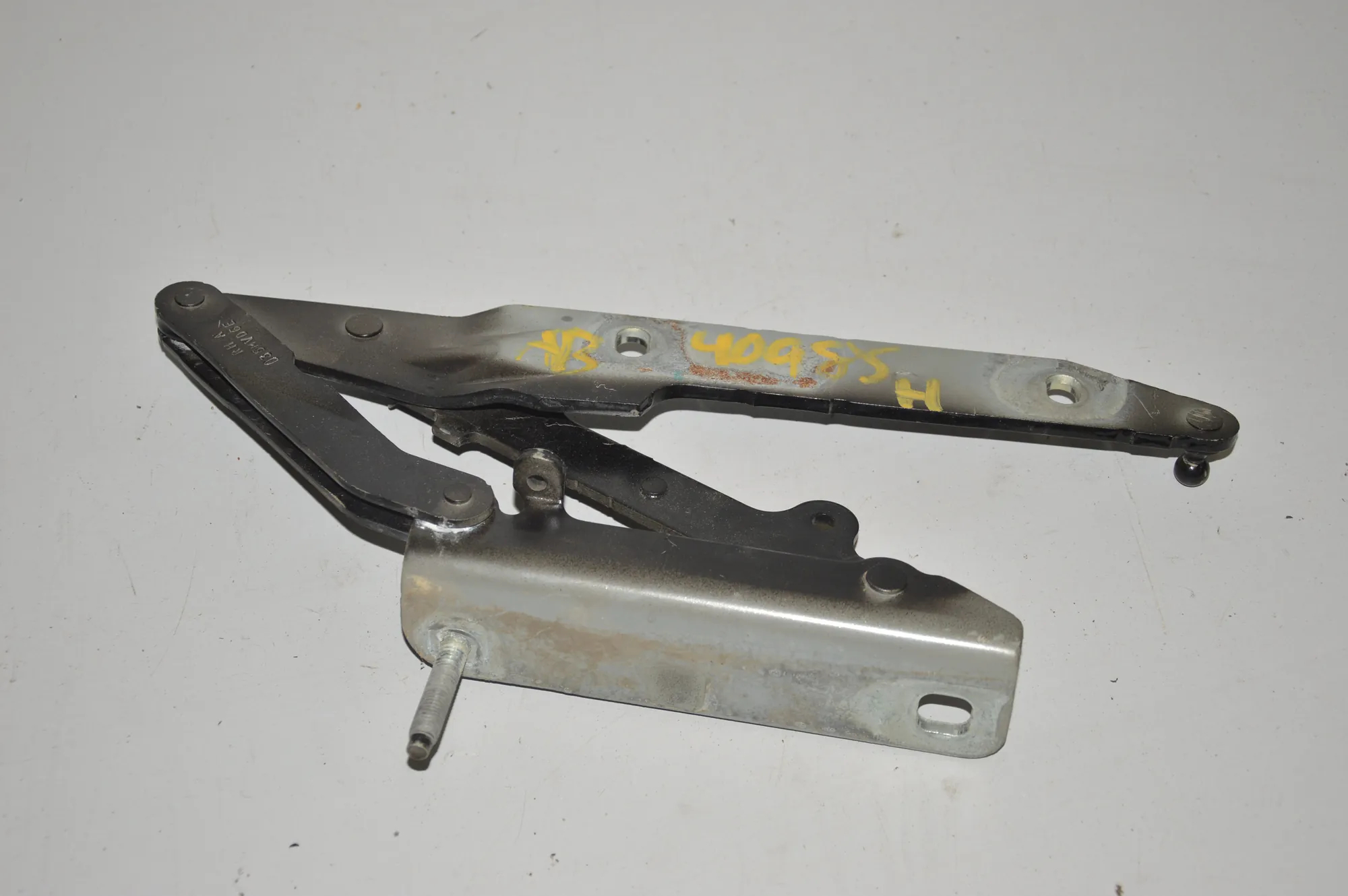 Front Right Bonnet Hinge – OEM 071EDD6E · LAND ROVER DISCOVERY IV (L319) 3.0 TD 4x4 2016 – 3