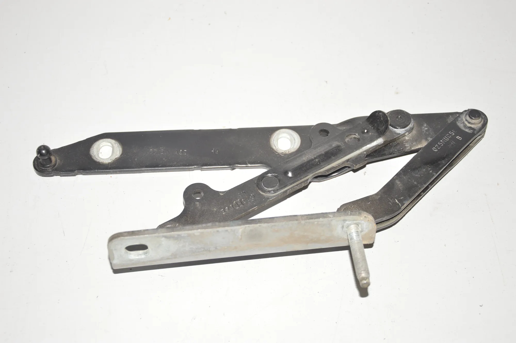 Front Right Bonnet Hinge – OEM 071EDD6E · LAND ROVER DISCOVERY IV (L319) 3.0 TD 4x4 2016 – 2