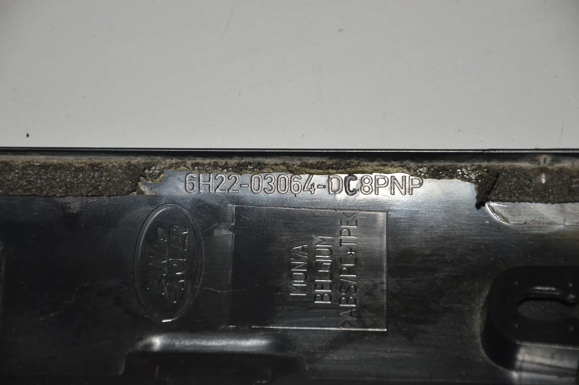 Right Side B Pillar Trim – OEM 6H22-03064-DC8PNP · LAND ROVER DISCOVERY IV (L319) 3.0 TD 4x4 2016 – 3