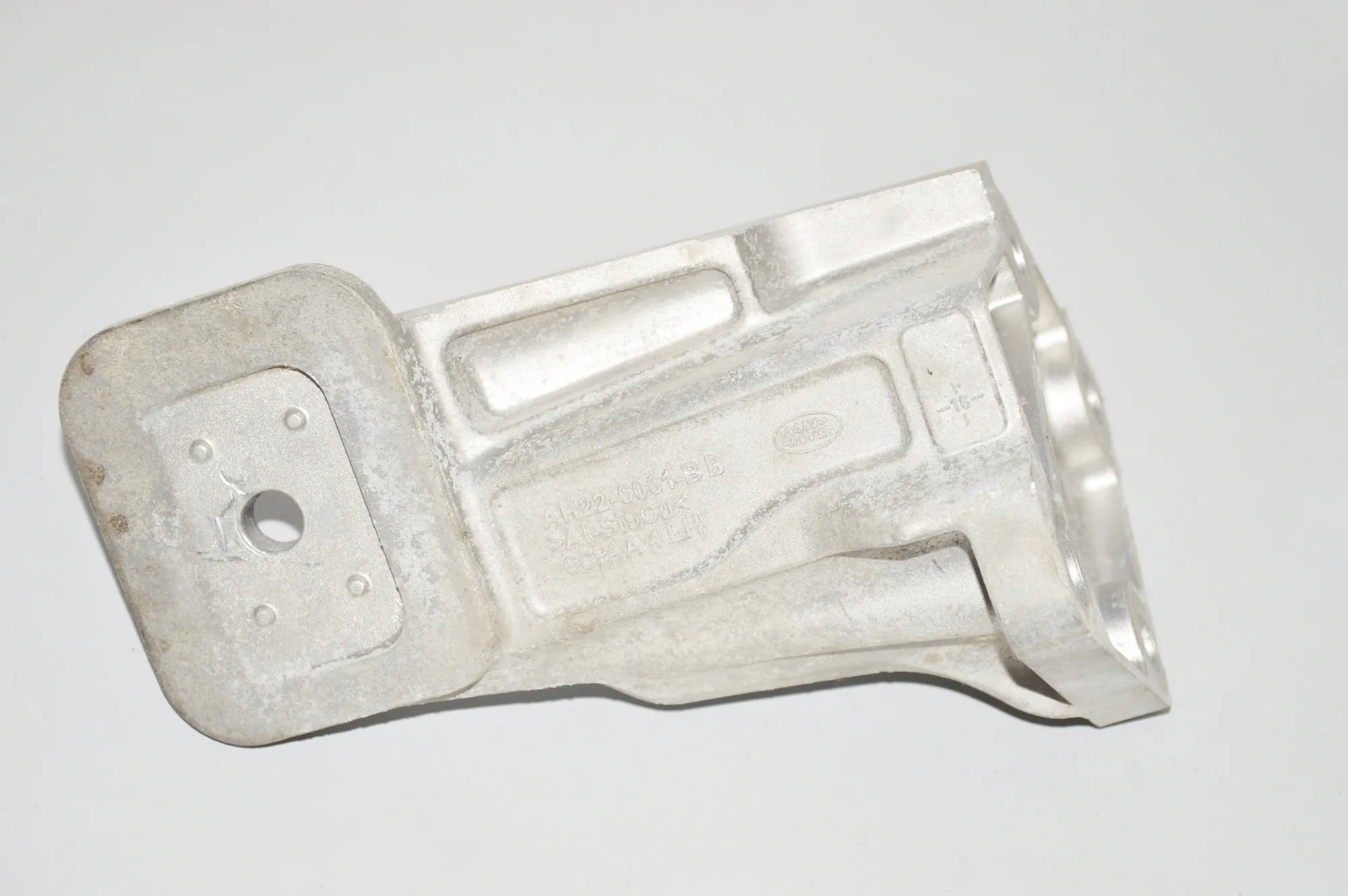 Left Side Engine Bracket – OEM AH22-6061-BB · LAND ROVER DISCOVERY IV (L319) 3.0 TD 4x4 2016 – 3