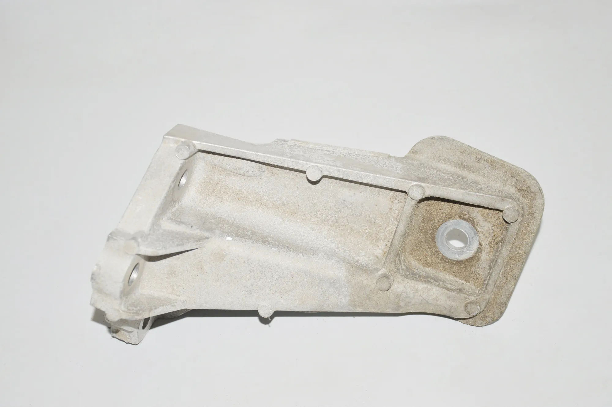 Left Side Engine Bracket – OEM AH22-6061-BB · LAND ROVER DISCOVERY IV (L319) 3.0 TD 4x4 2016 – 2