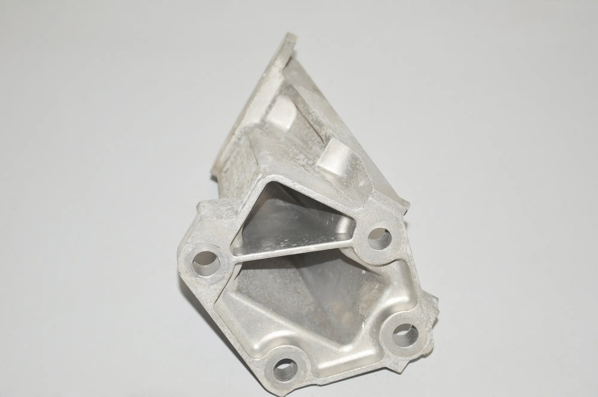 Left Side Engine Bracket – OEM AH22-6061-BB · LAND ROVER DISCOVERY IV (L319) 3.0 TD 4x4 2016