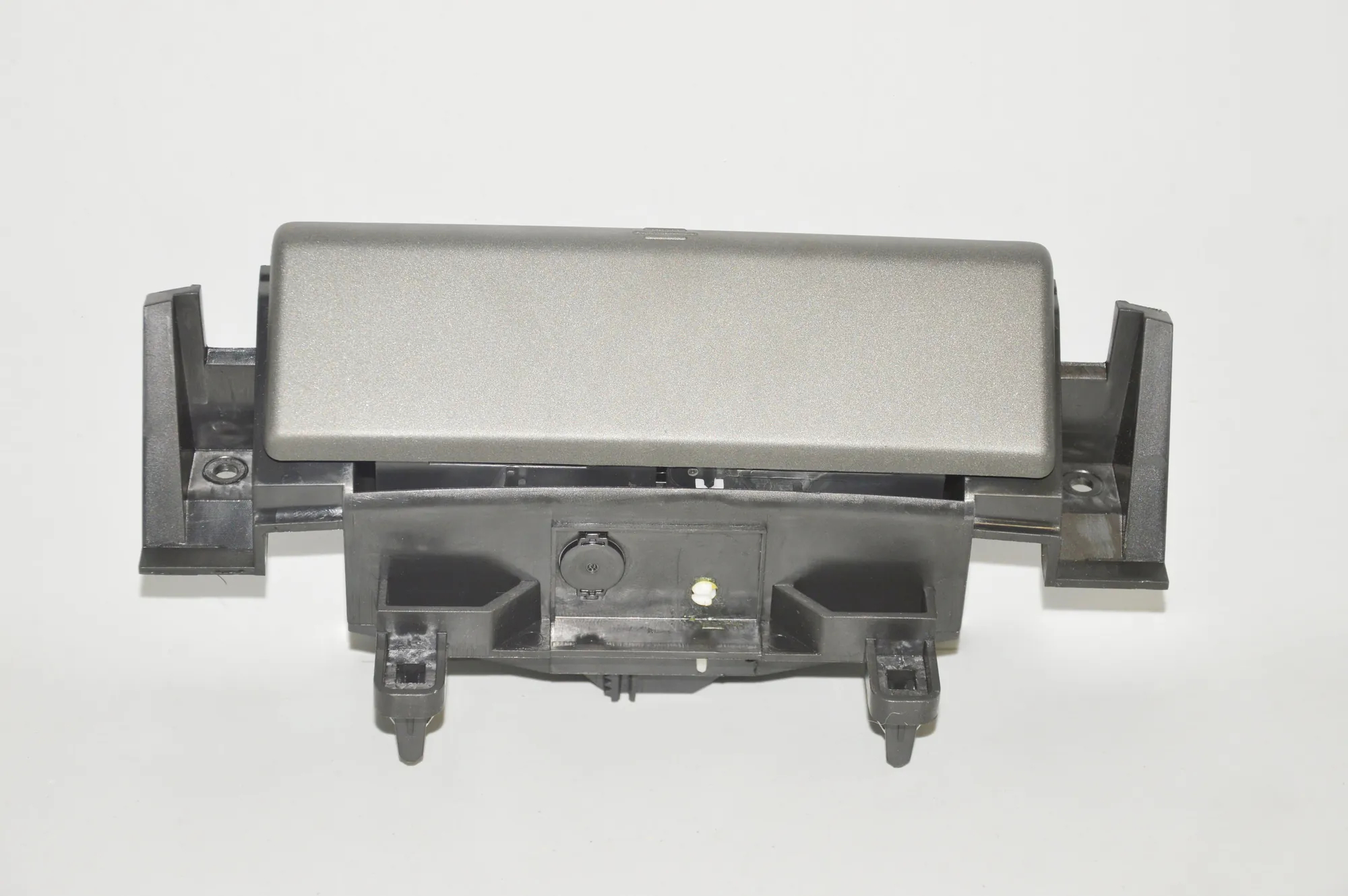 Ashtray – OEM AH22-048A02-AB · LAND ROVER DISCOVERY IV (L319) 3.0 TD 4x4 2016