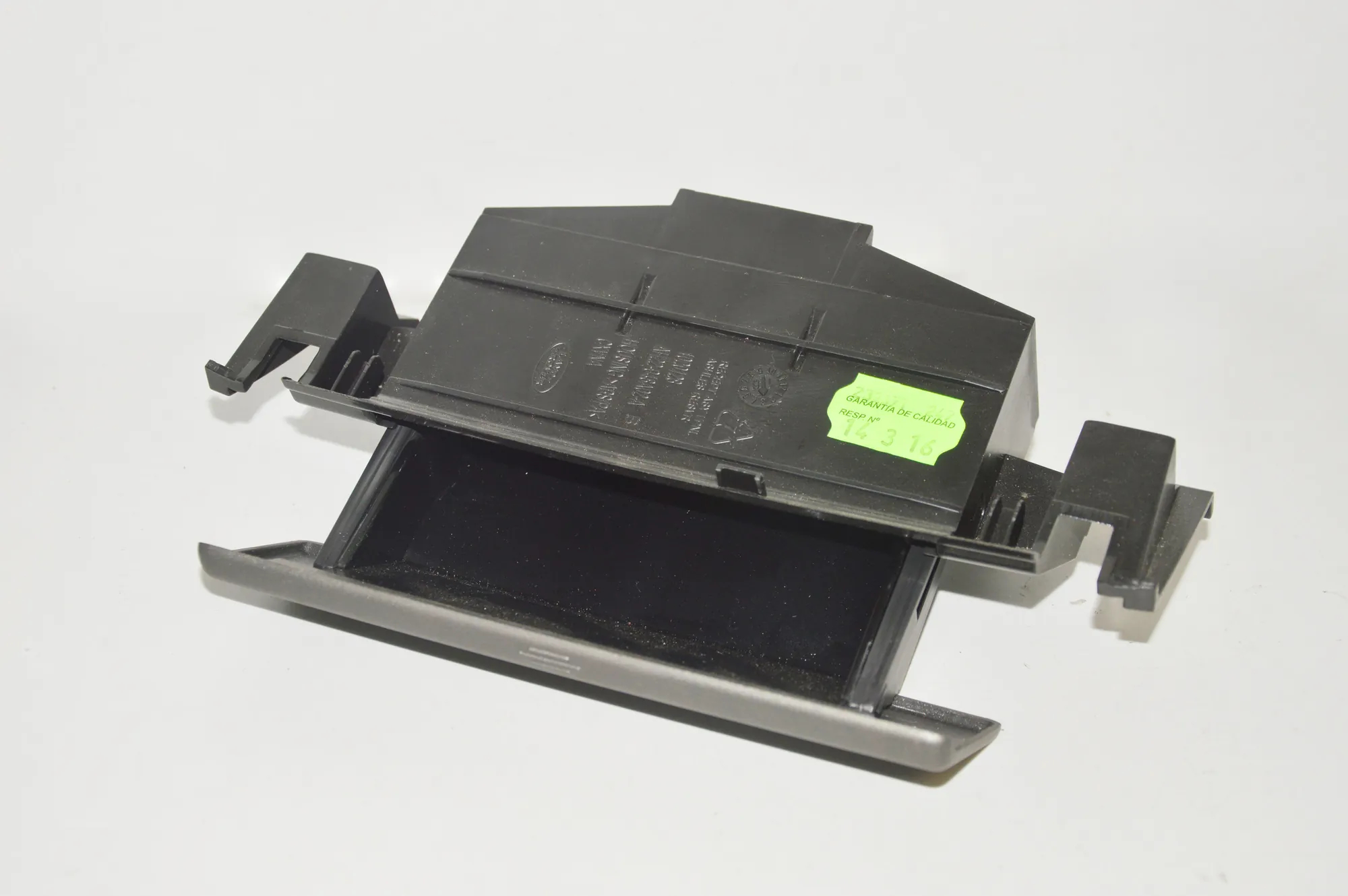 Ashtray – OEM AH22-048A02-AB · LAND ROVER DISCOVERY IV (L319) 3.0 TD 4x4 2016 – 4